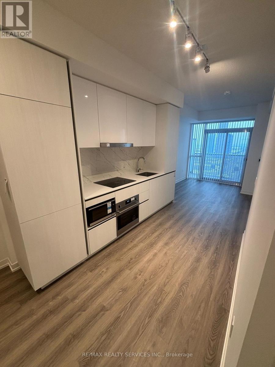 2807 - 8 Interchange Way, Vaughan, ON - Indoor Photo Showing Kitchen