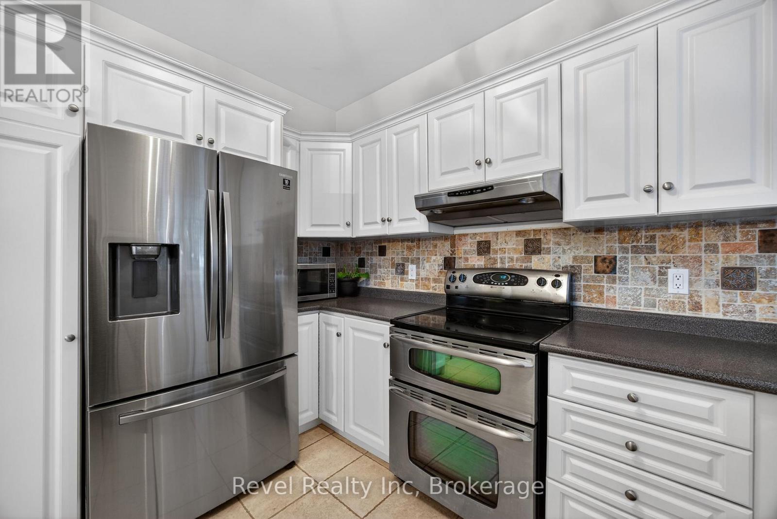 61 Rue Vanier, Tiny, ON - Indoor Photo Showing Kitchen