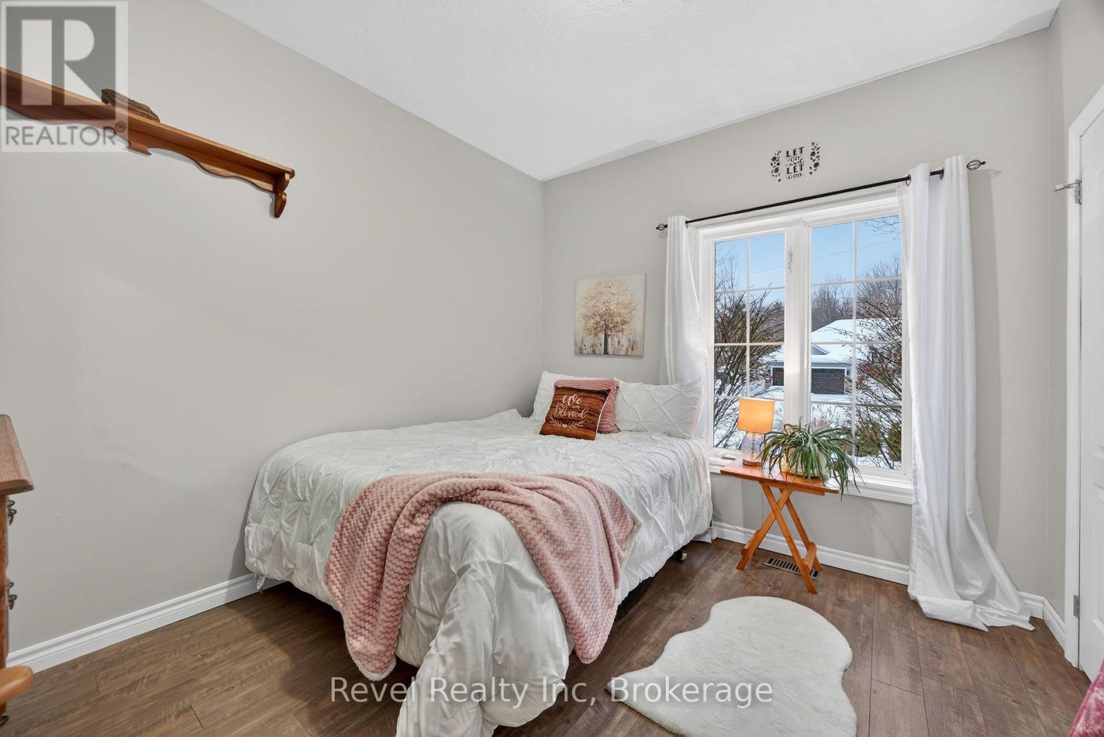61 Rue Vanier, Tiny, ON - Indoor Photo Showing Bedroom