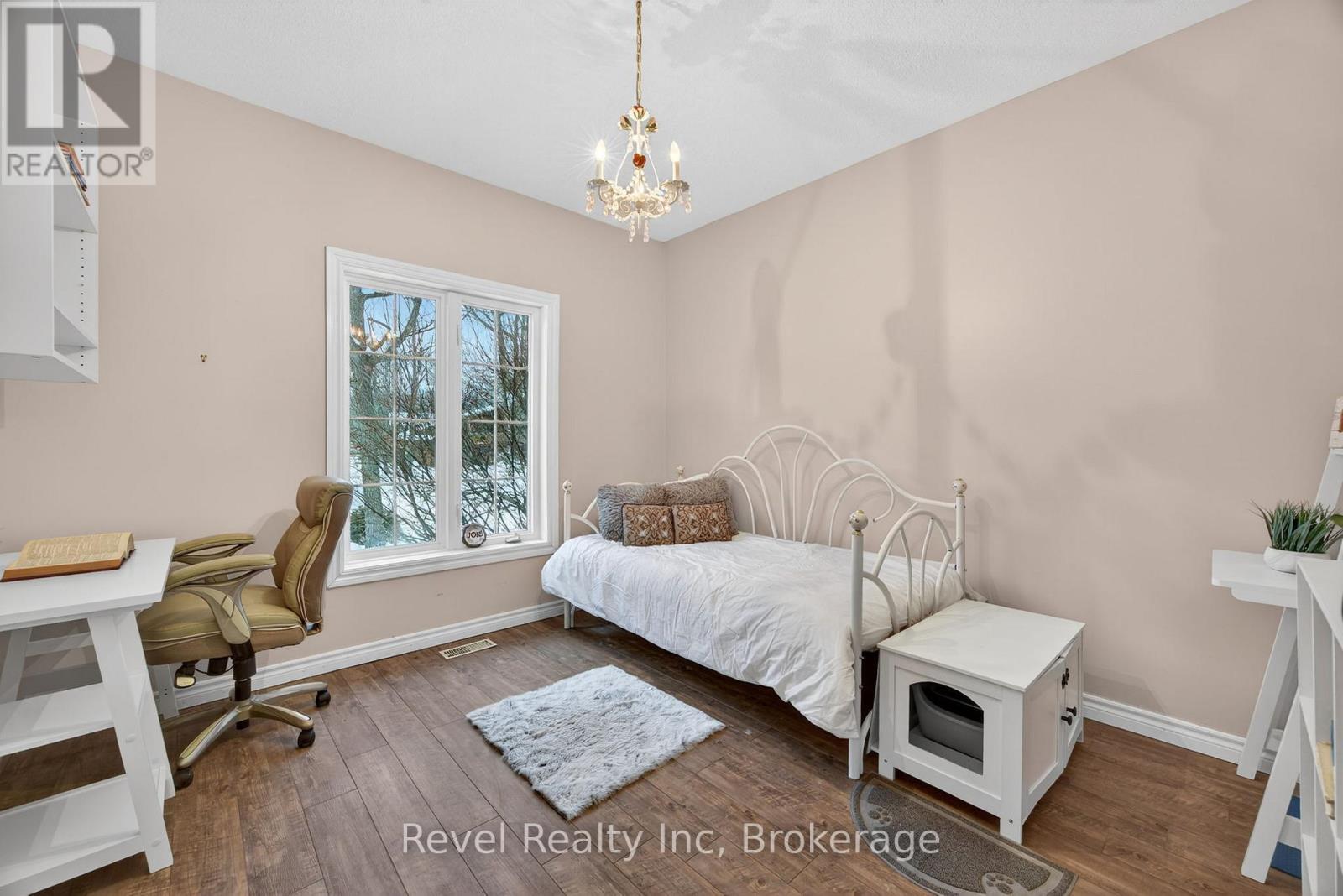 61 Rue Vanier, Tiny, ON - Indoor Photo Showing Bedroom