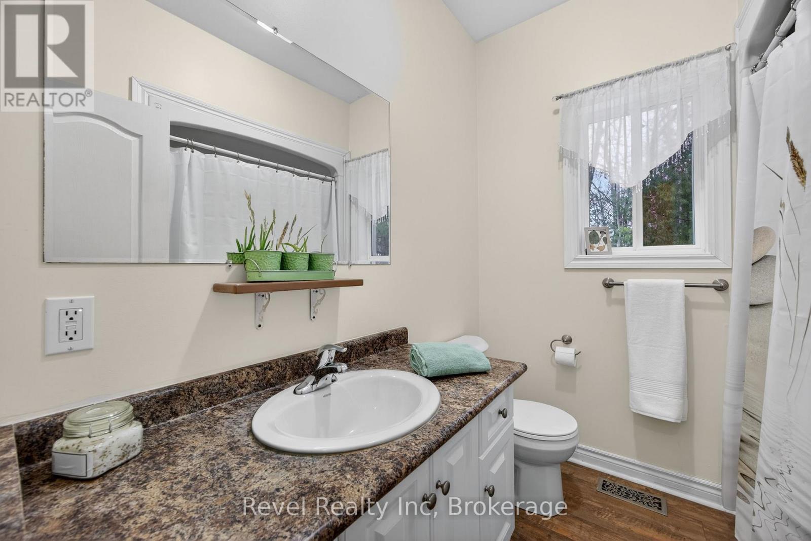 61 Rue Vanier, Tiny, ON - Indoor Photo Showing Bathroom