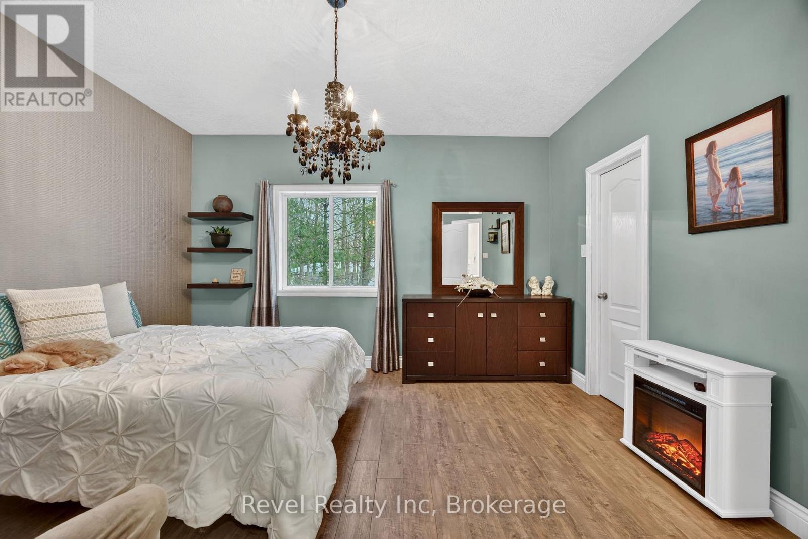 61 Rue Vanier, Tiny, ON - Indoor Photo Showing Bedroom