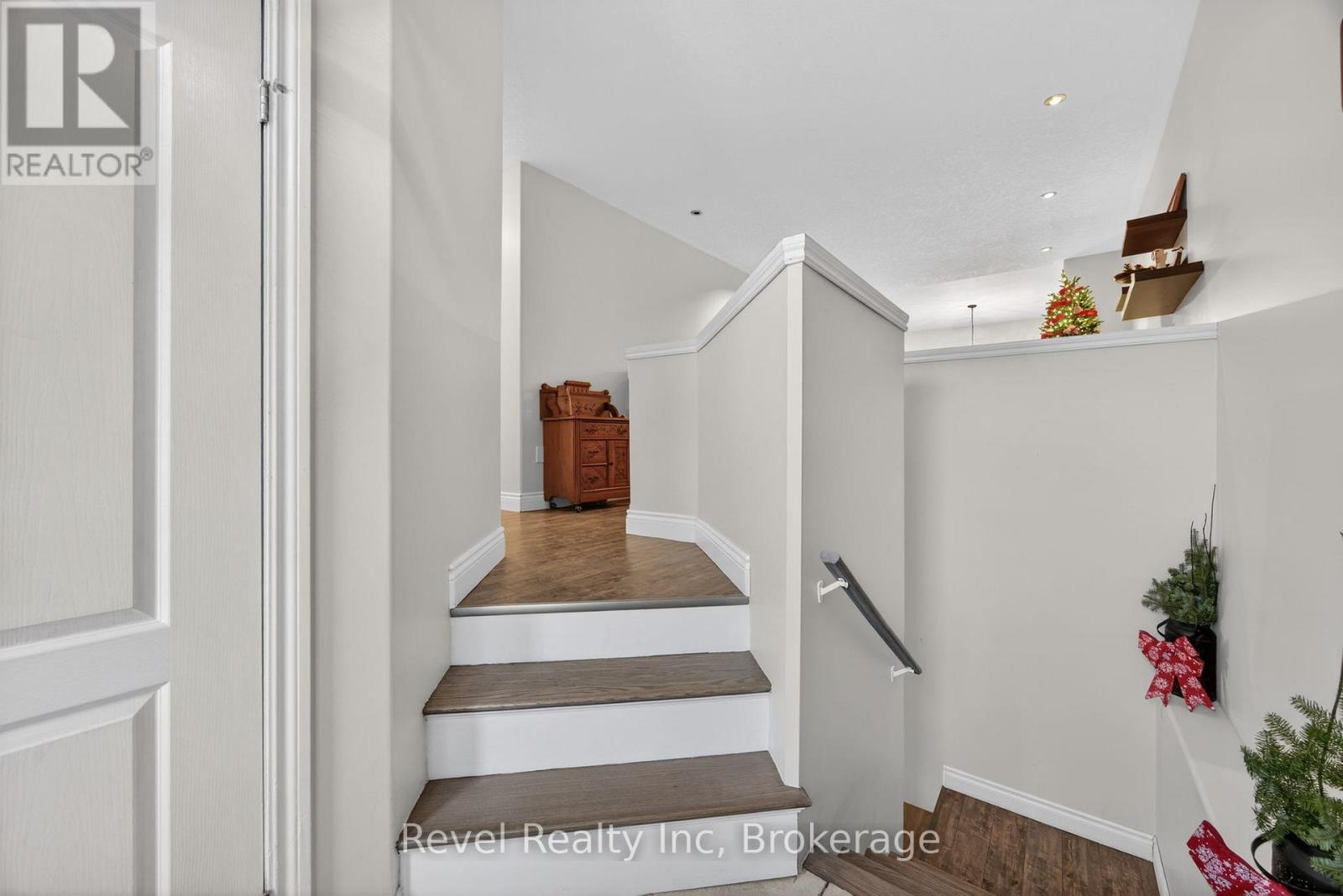 61 Rue Vanier, Tiny, ON - Indoor Photo Showing Other Room