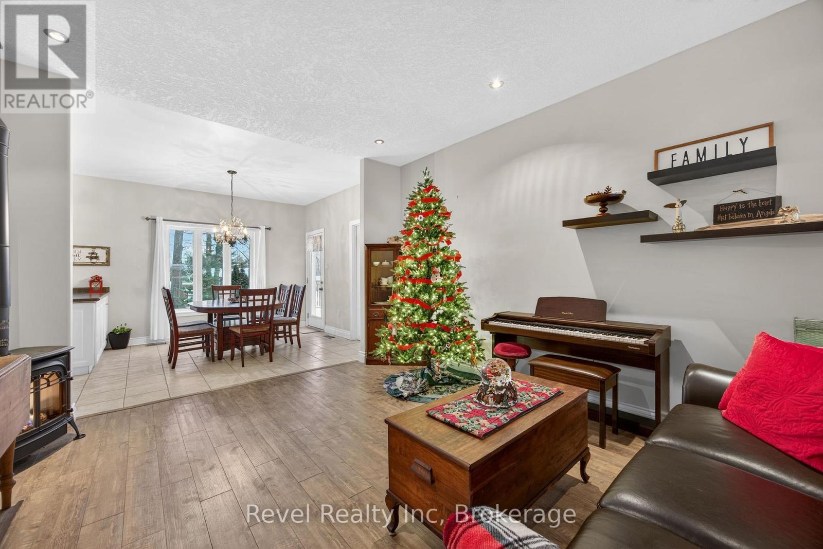 61 Rue Vanier, Tiny, ON - Indoor Photo Showing Living Room