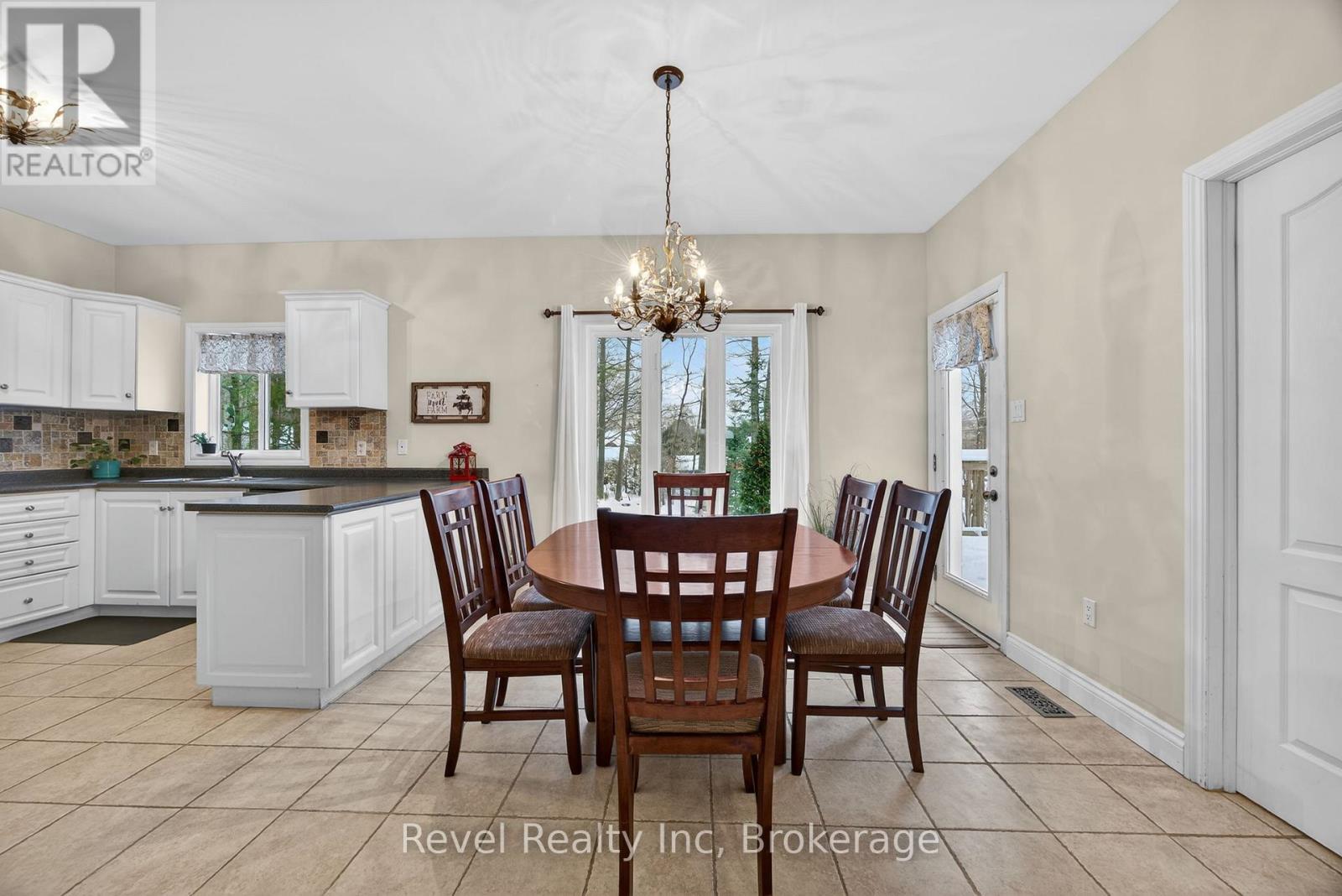 61 Rue Vanier, Tiny, ON - Indoor Photo Showing Dining Room