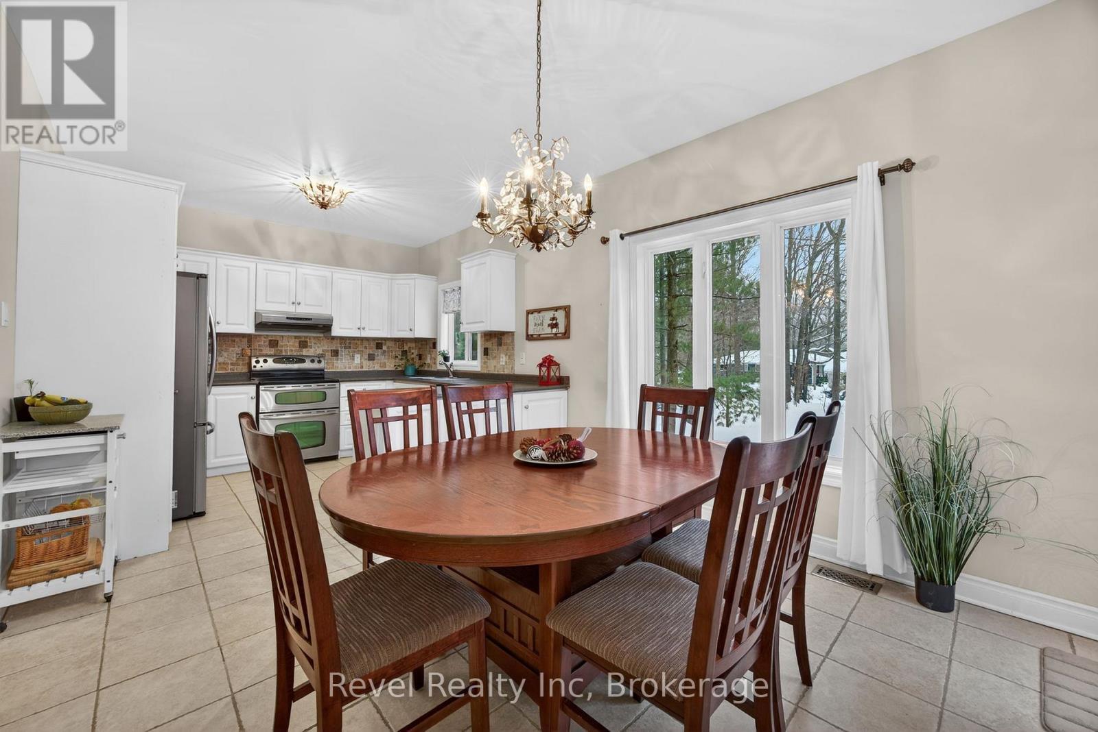 61 Rue Vanier, Tiny, ON - Indoor Photo Showing Dining Room