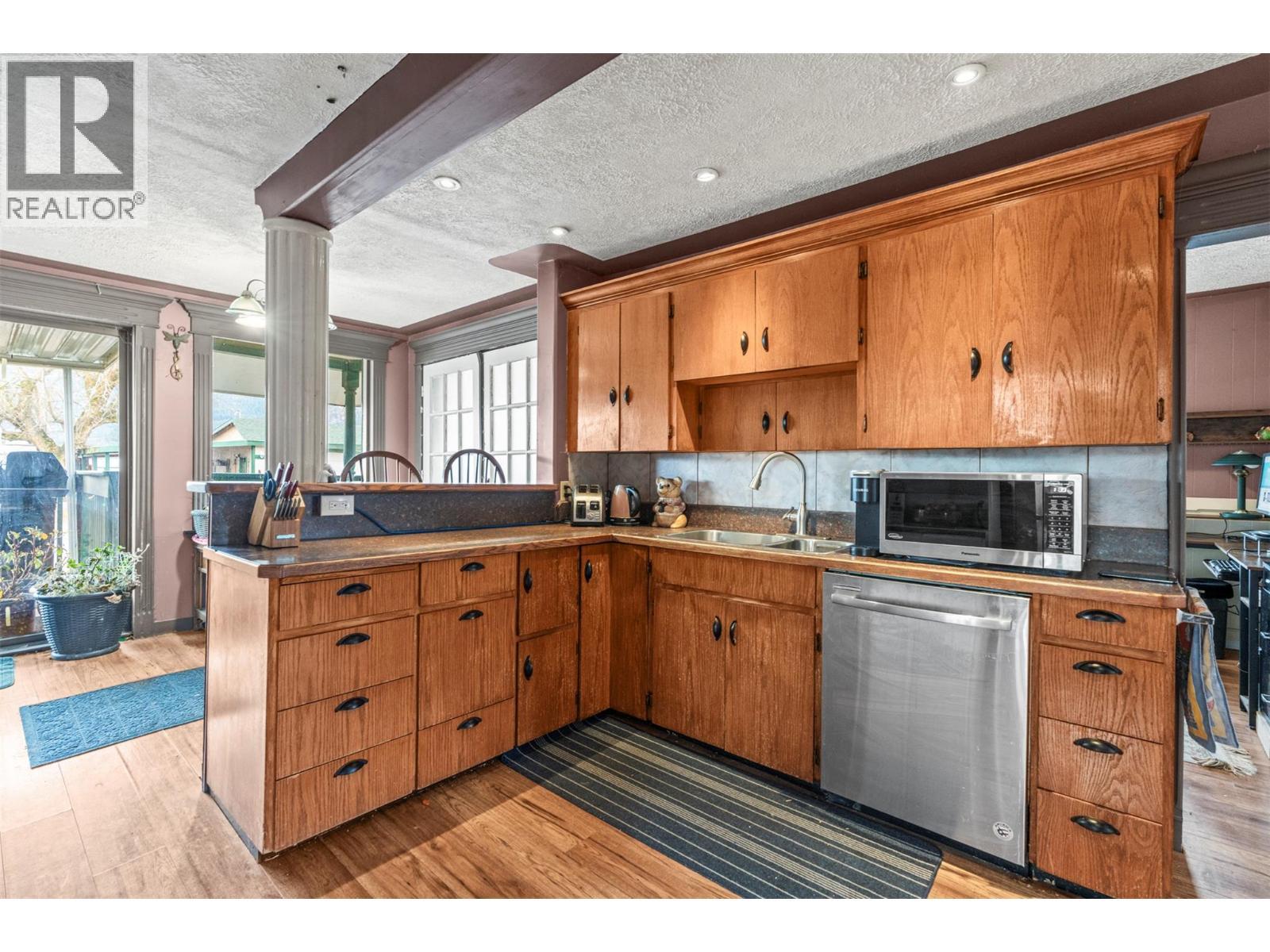 1978 Pleasant Valley Road, Spallumcheen, BC - Indoor Photo Showing Kitchen With Double Sink