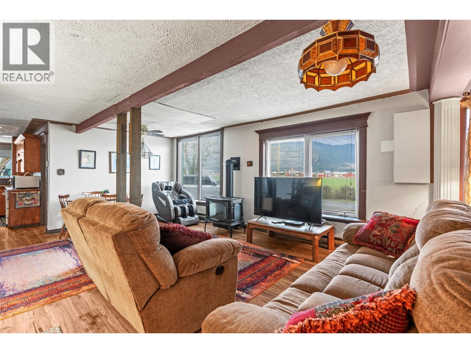 1978 Pleasant Valley Road, Spallumcheen, BC - Indoor Photo Showing Living Room
