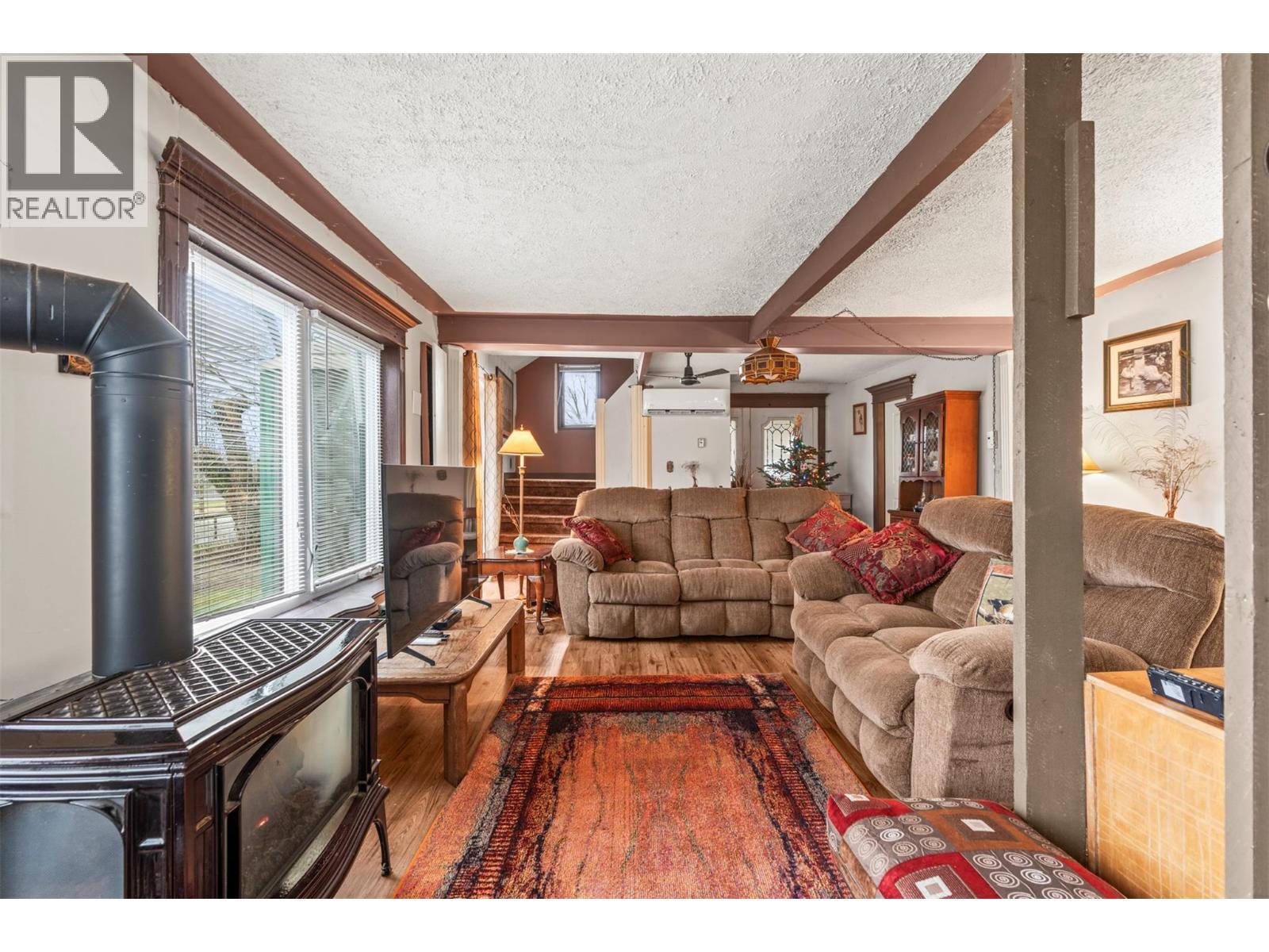 1978 Pleasant Valley Road, Spallumcheen, BC - Indoor Photo Showing Living Room