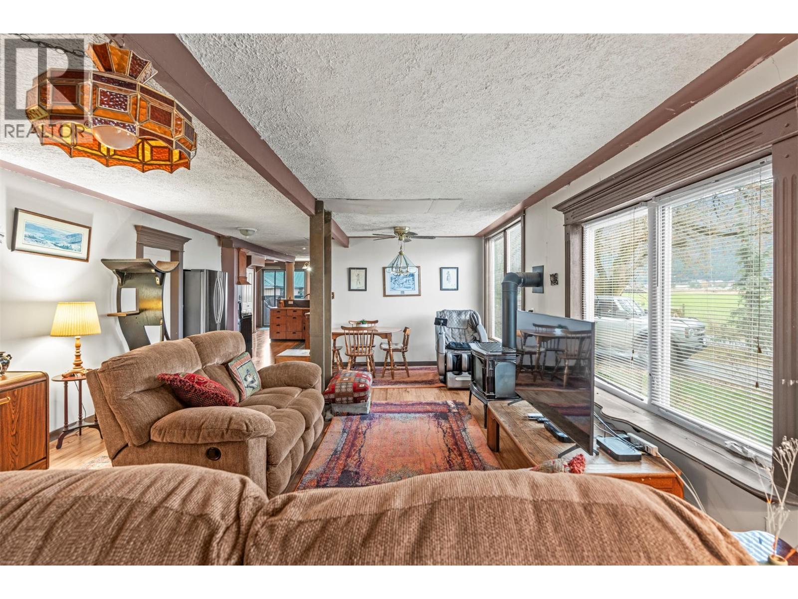 1978 Pleasant Valley Road, Spallumcheen, BC - Indoor Photo Showing Living Room