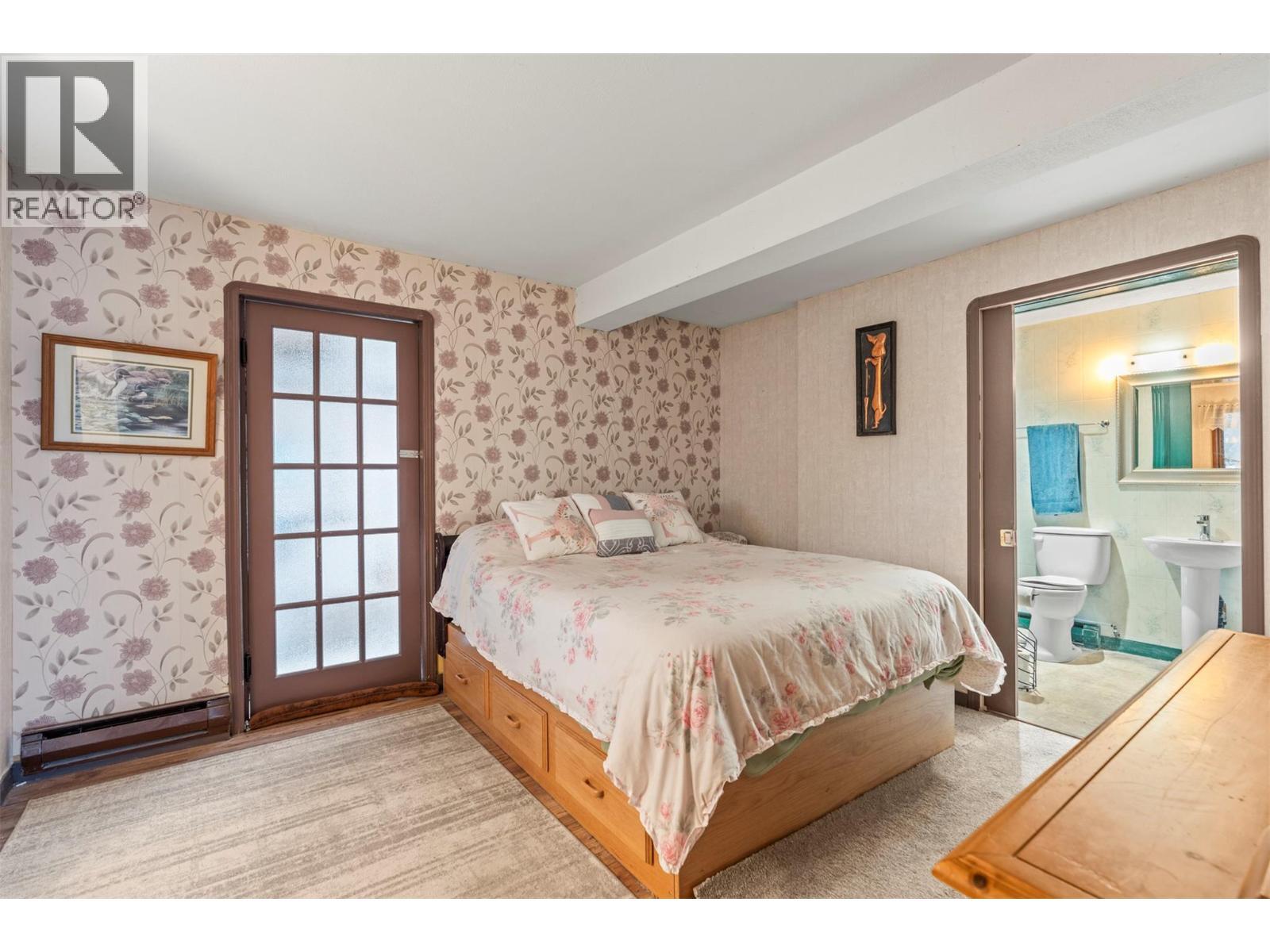 1978 Pleasant Valley Road, Spallumcheen, BC - Indoor Photo Showing Bedroom