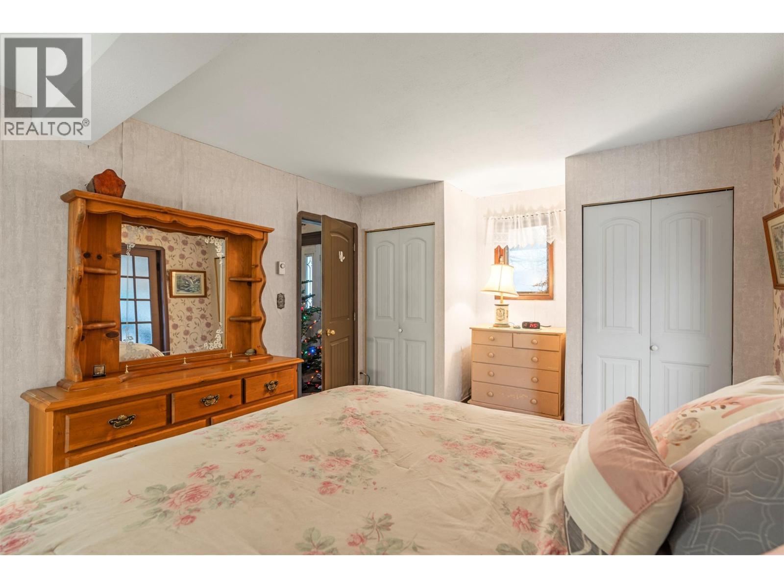 1978 Pleasant Valley Road, Spallumcheen, BC - Indoor Photo Showing Bedroom