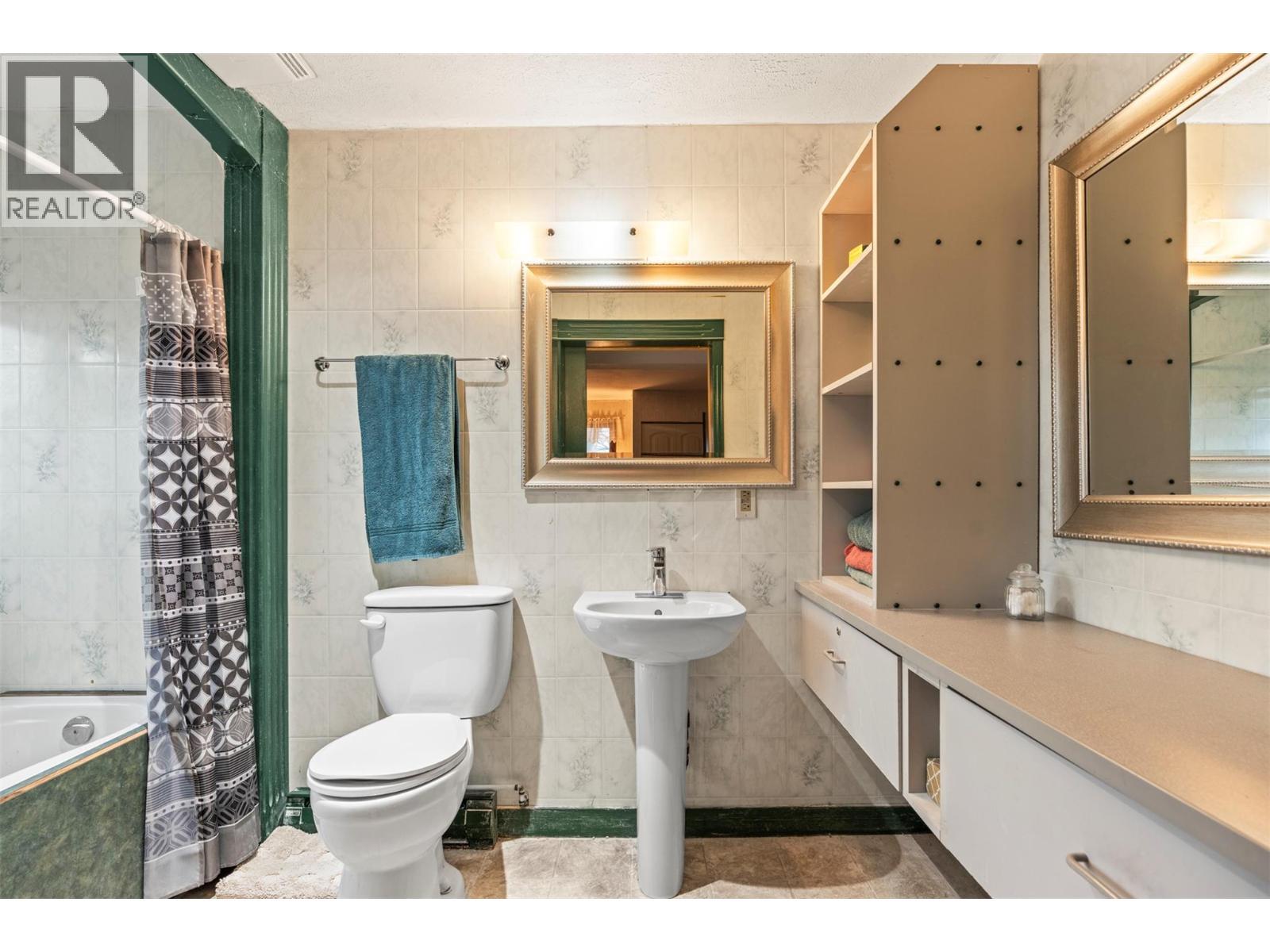 1978 Pleasant Valley Road, Spallumcheen, BC - Indoor Photo Showing Bathroom