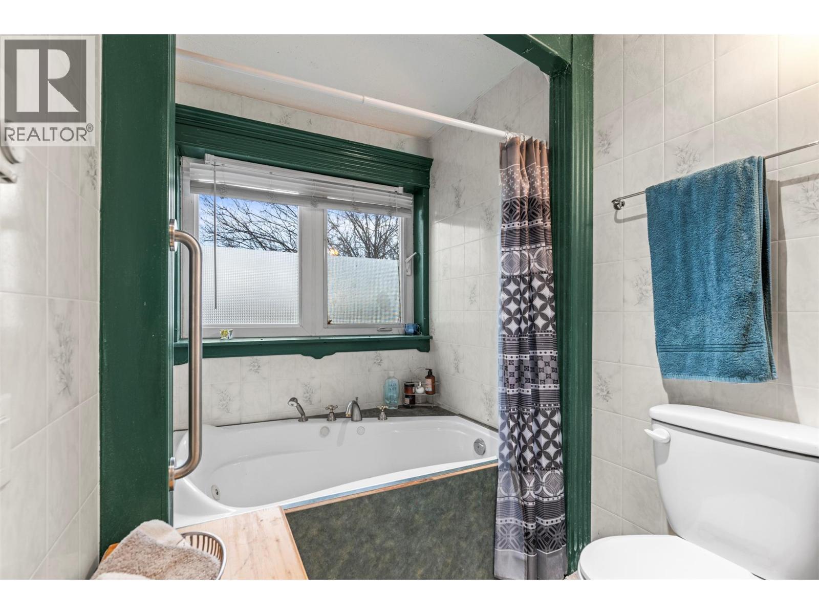 1978 Pleasant Valley Road, Spallumcheen, BC - Indoor Photo Showing Bathroom