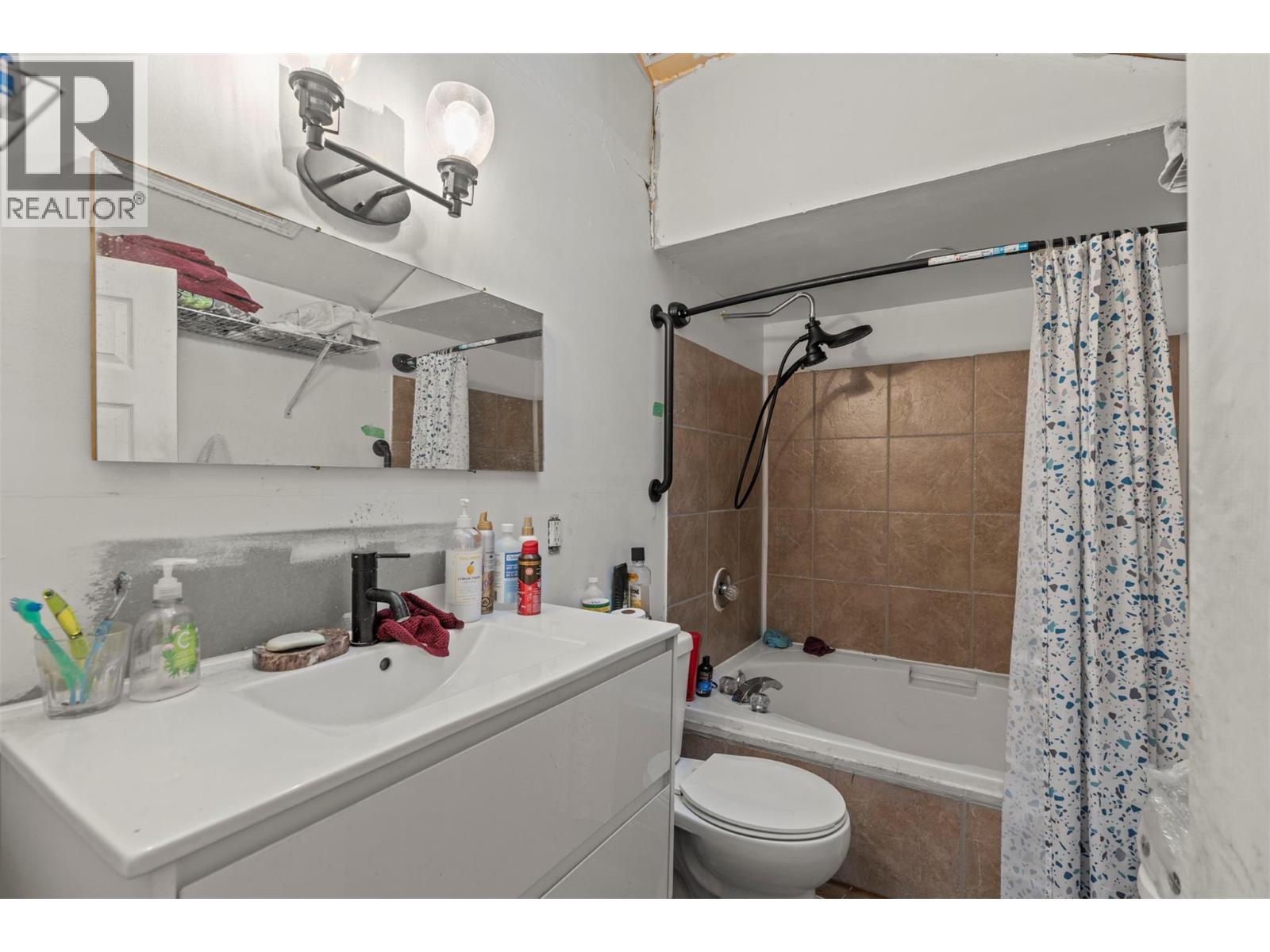 1978 Pleasant Valley Road, Spallumcheen, BC - Indoor Photo Showing Bathroom