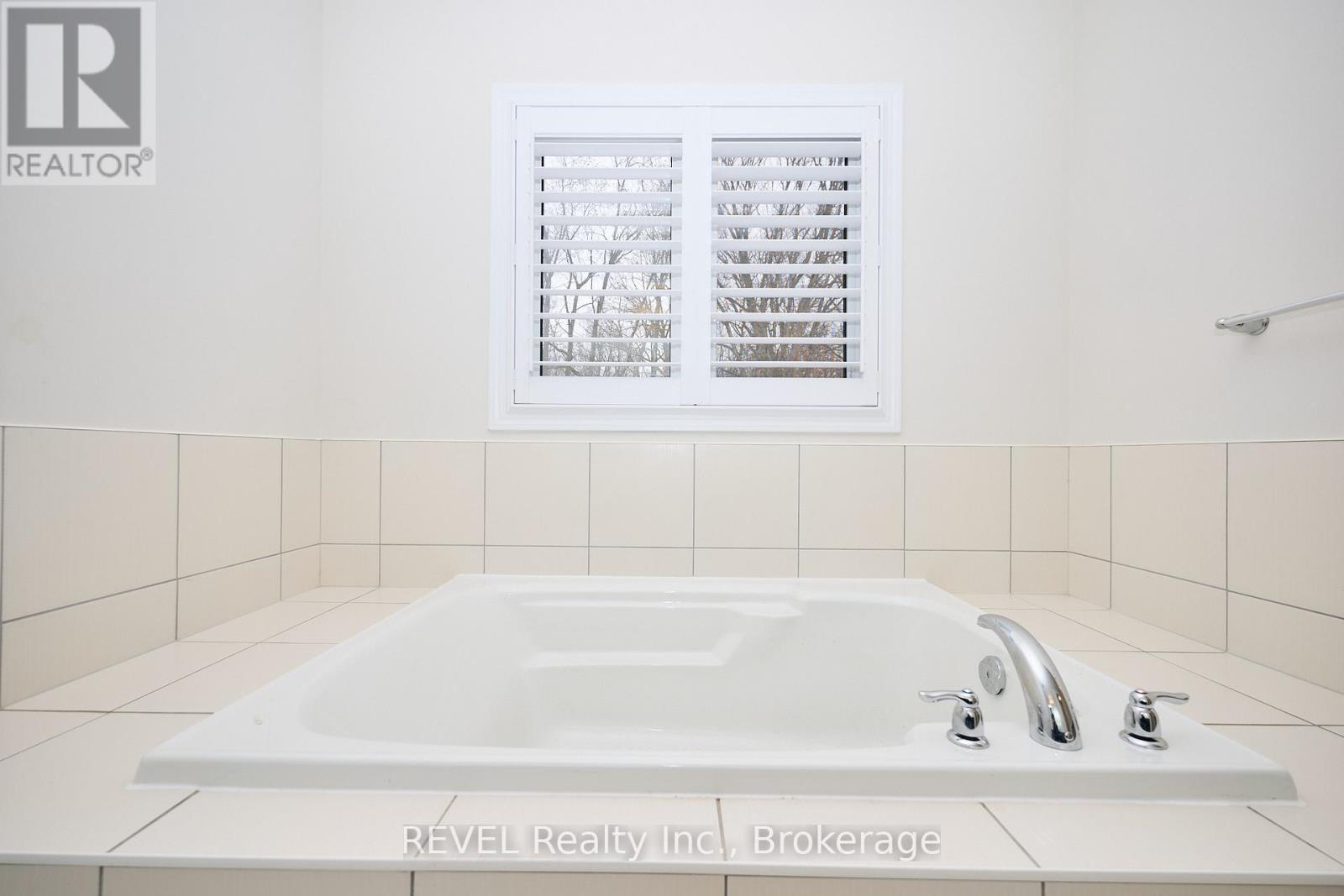 8787 Chickory Trail, Niagara Falls (Brown), ON - Indoor Photo Showing Bathroom