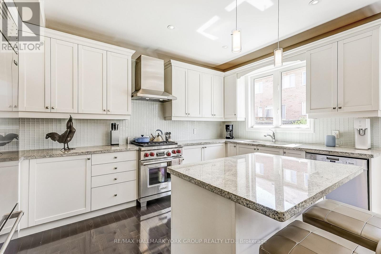 1022 Sherman Brock Circle, Newmarket, ON - Indoor Photo Showing Kitchen With Upgraded Kitchen