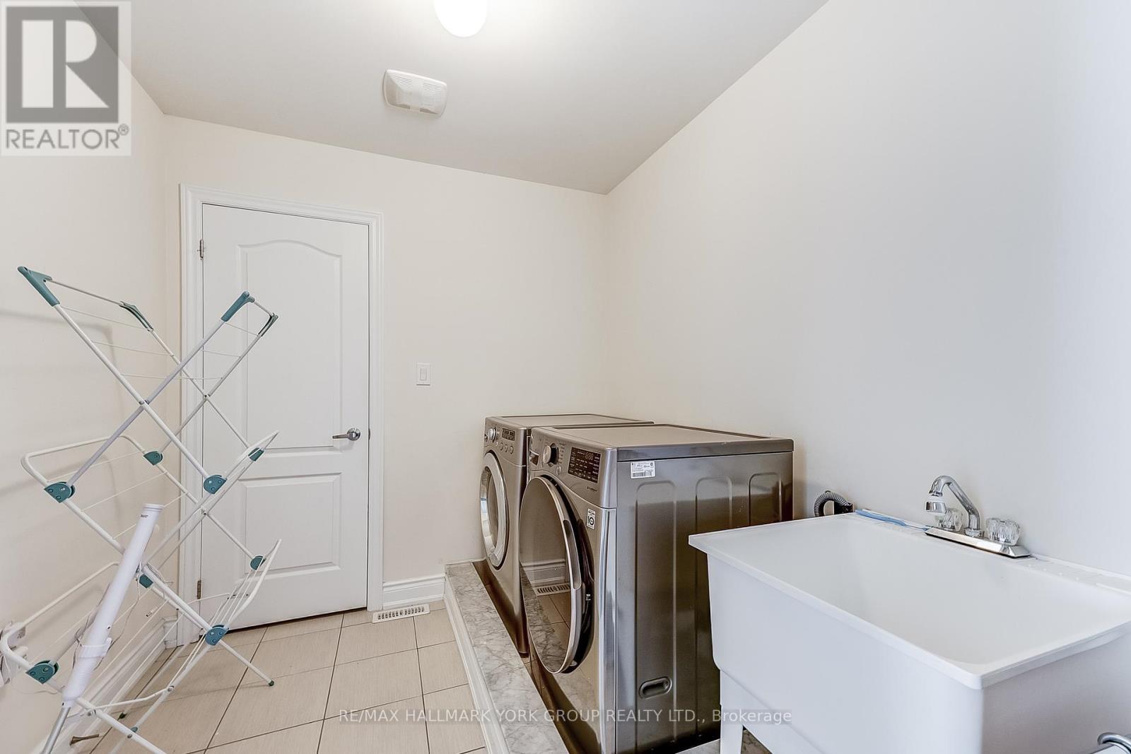 1022 Sherman Brock Circle, Newmarket, ON - Indoor Photo Showing Laundry Room