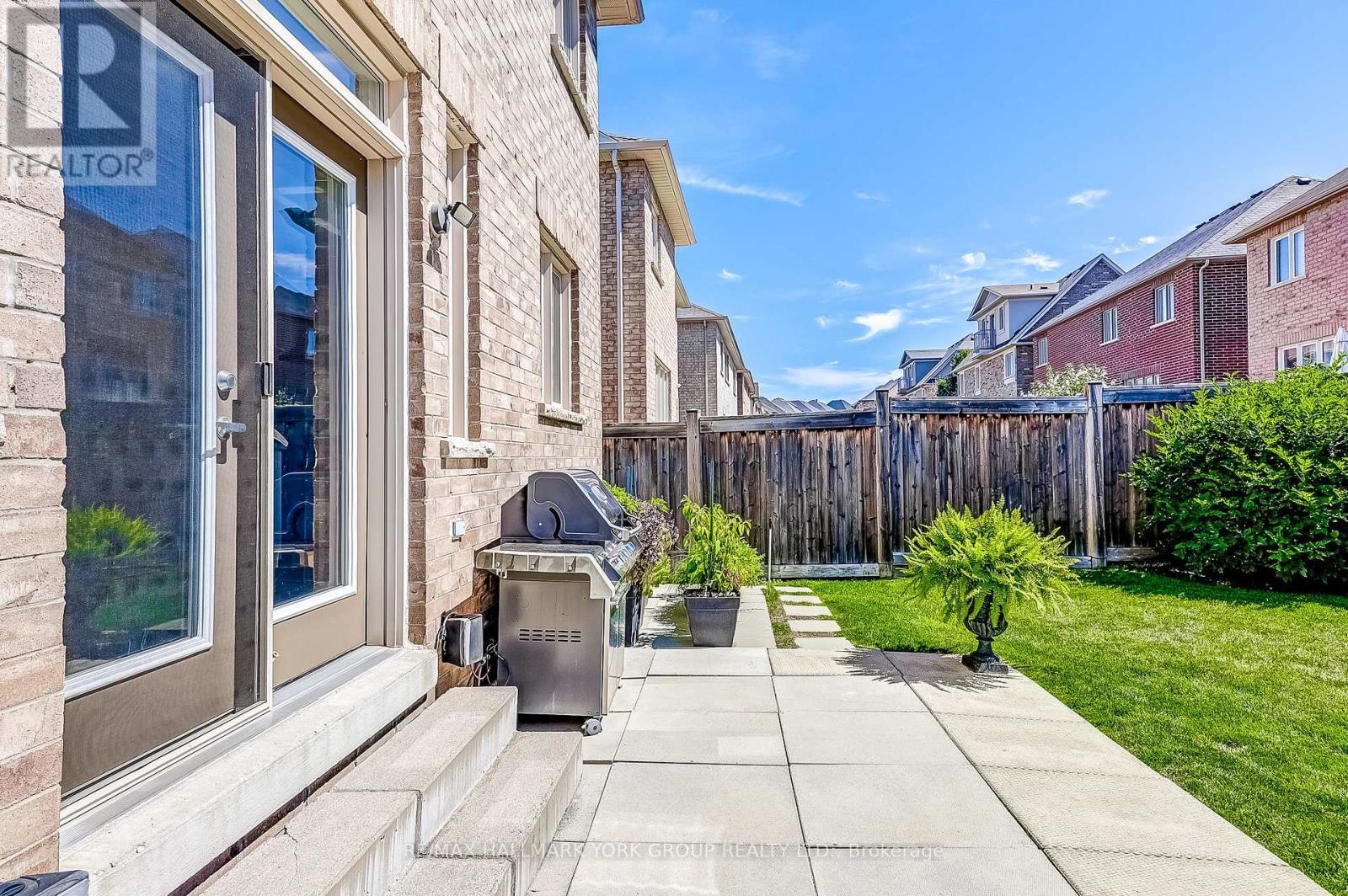 1022 Sherman Brock Circle, Newmarket, ON - Outdoor