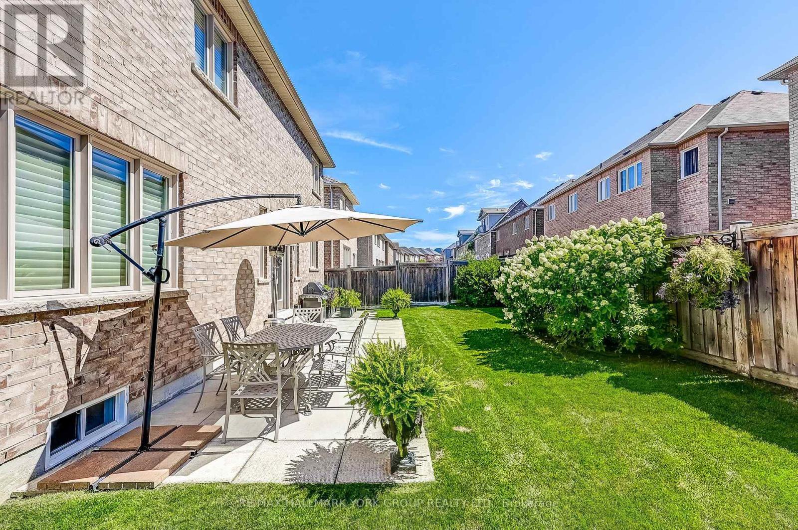 1022 Sherman Brock Circle, Newmarket, ON - Outdoor With Exterior