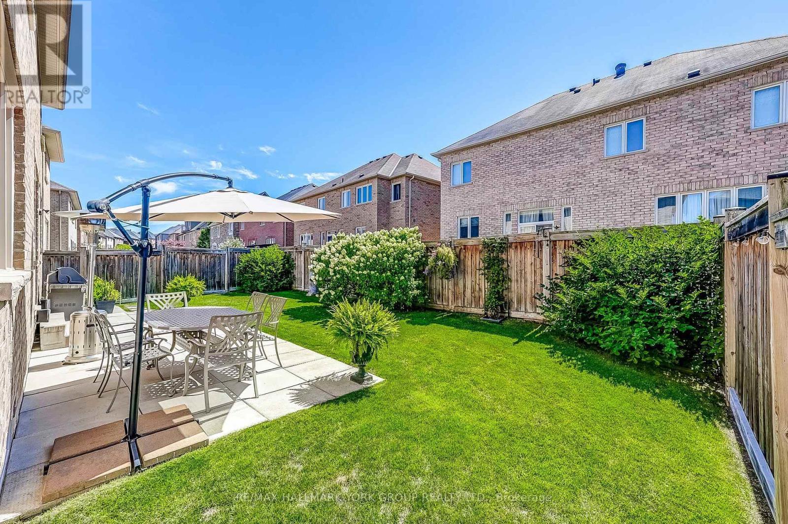 1022 Sherman Brock Circle, Newmarket, ON - Outdoor With Exterior