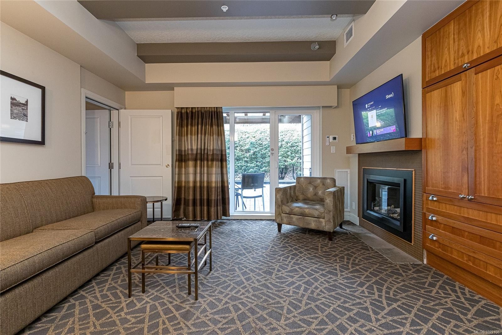 113/115A-1376 Lynburne Pl, Langford, BC - Indoor Photo Showing Living Room With Fireplace