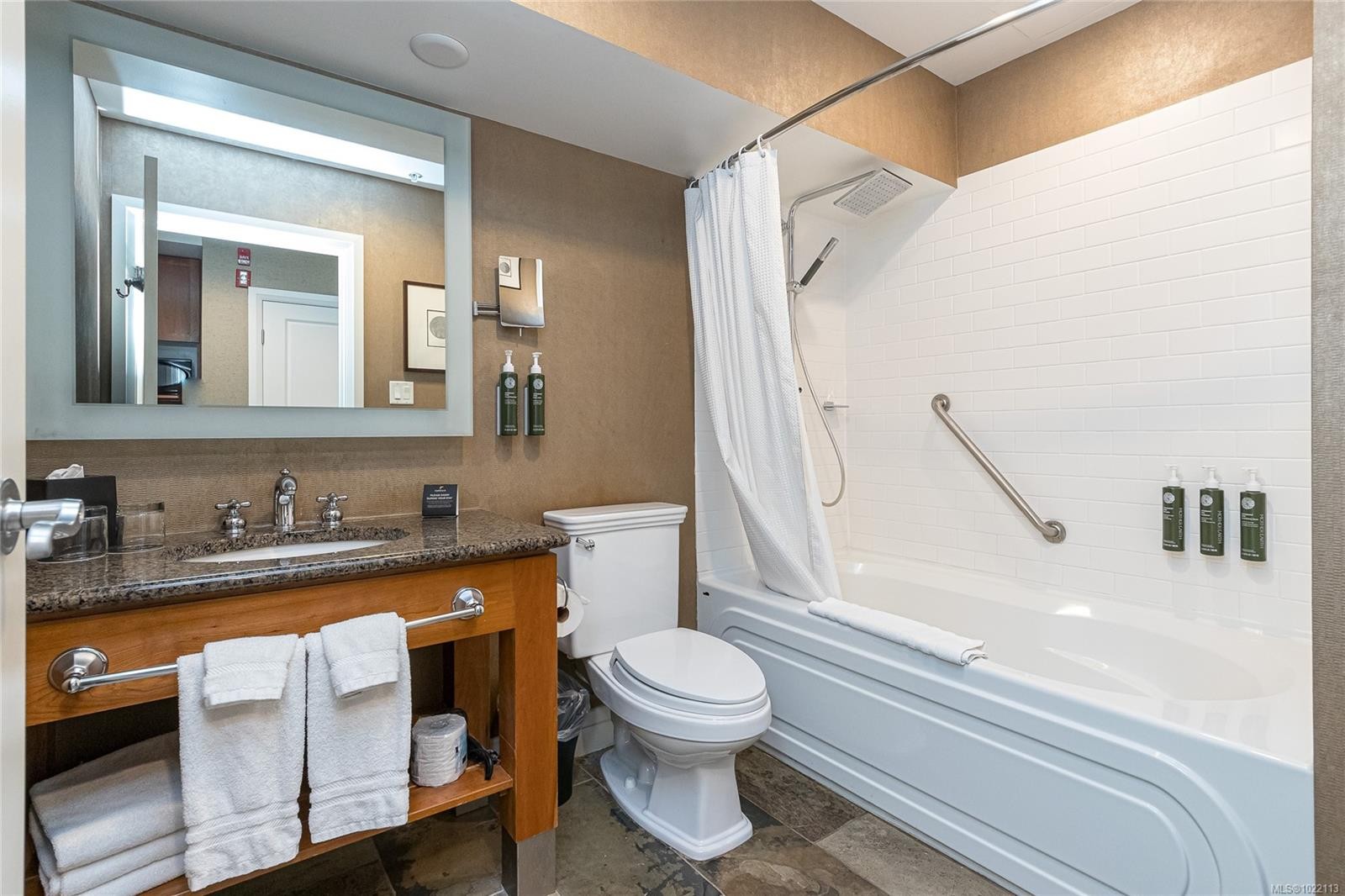 113/115B-1376 Lynburne Pl, Langford, BC - Indoor Photo Showing Bathroom