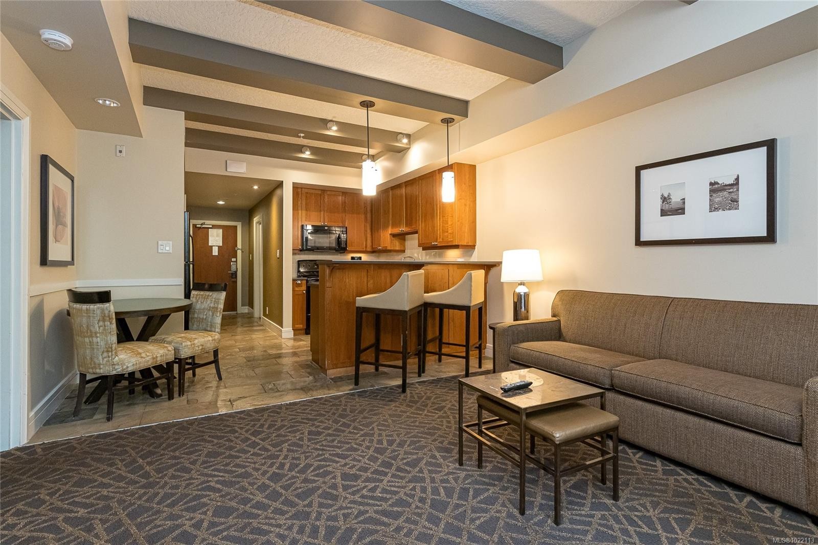 113/115B-1376 Lynburne Pl, Langford, BC - Indoor Photo Showing Living Room