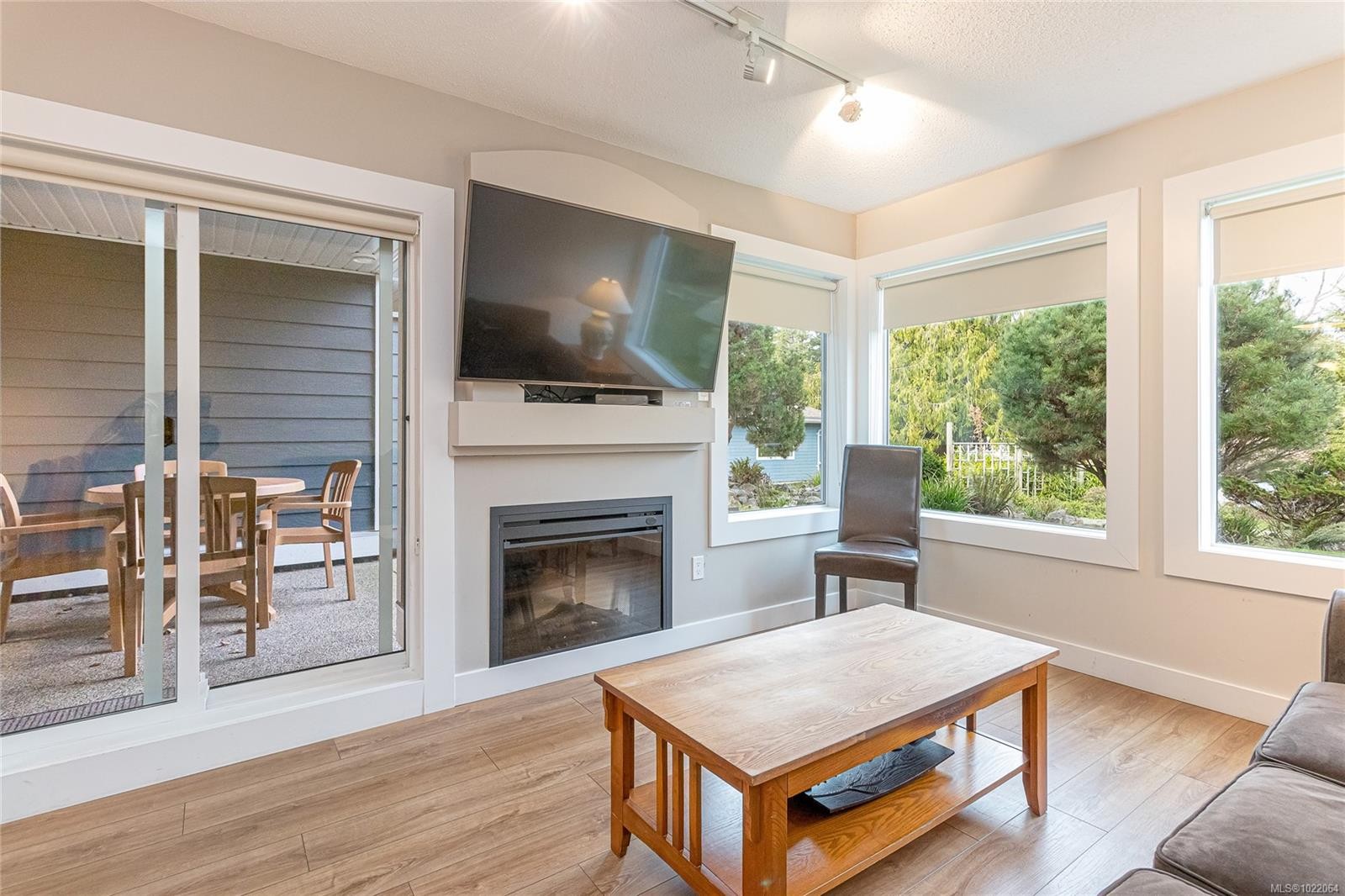 711-1600 Stroulger Rd, Nanoose Bay, BC - Indoor Photo Showing Living Room With Fireplace