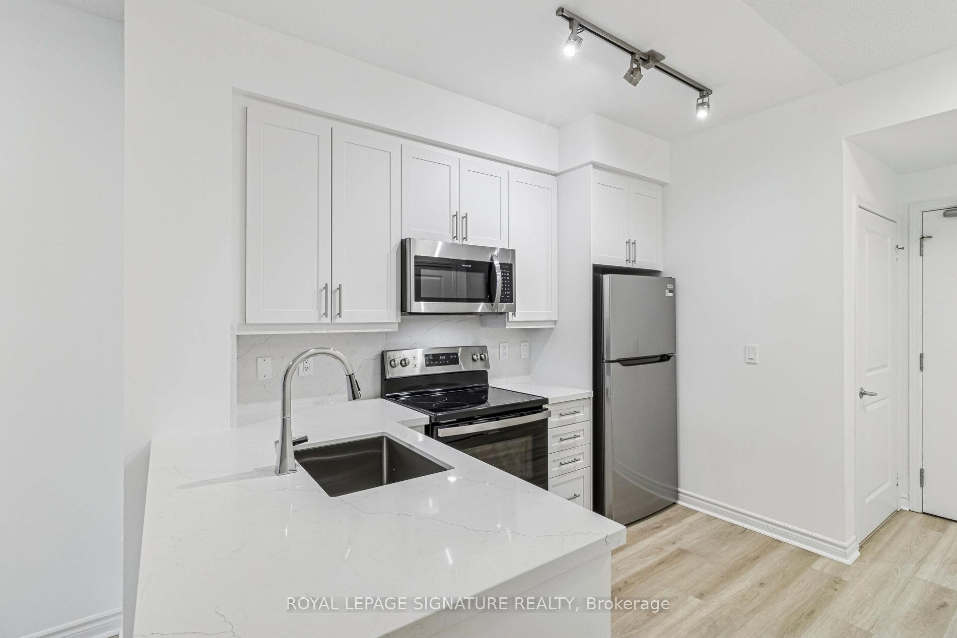 226-2885 Bayview Avenue, Toronto, ON - Indoor Photo Showing Kitchen With Upgraded Kitchen