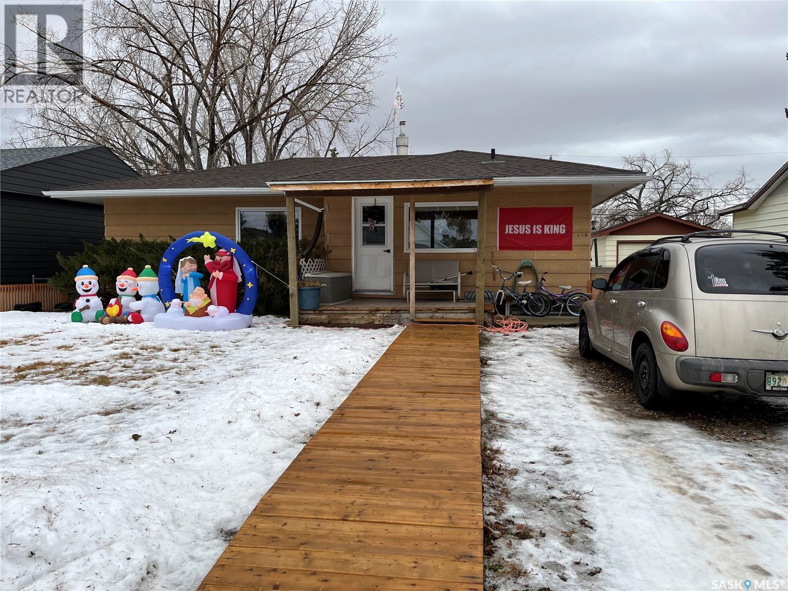 220 5Th Avenue E, Gravelbourg, SK - Outdoor