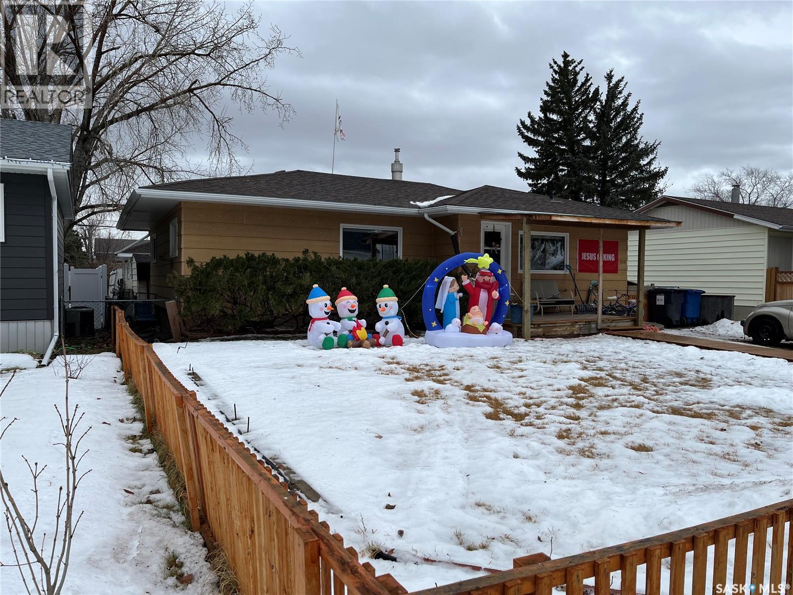 220 5Th Avenue E, Gravelbourg, SK - Outdoor
