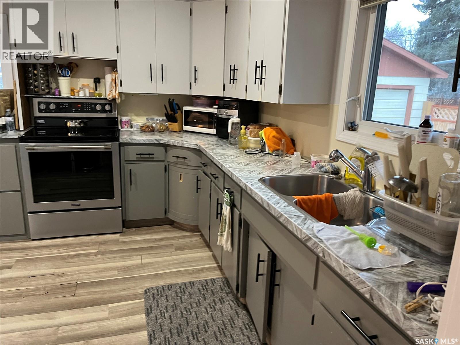 220 5Th Avenue E, Gravelbourg, SK - Indoor Photo Showing Kitchen With Double Sink