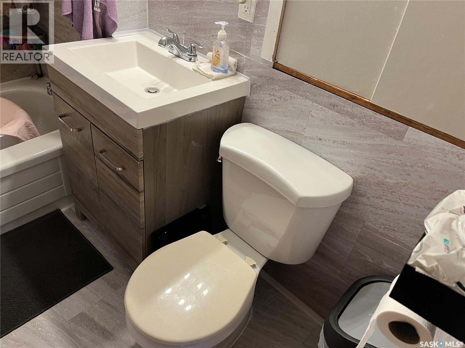 220 5Th Avenue E, Gravelbourg, SK - Indoor Photo Showing Bathroom