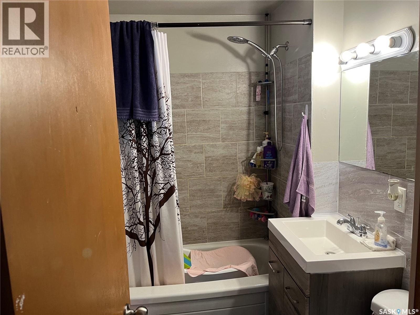 220 5Th Avenue E, Gravelbourg, SK - Indoor Photo Showing Bathroom