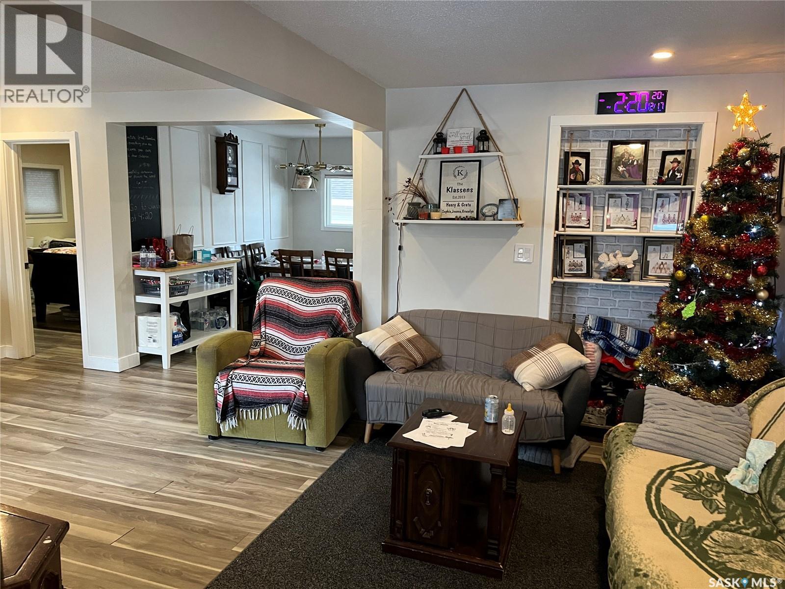 220 5Th Avenue E, Gravelbourg, SK - Indoor Photo Showing Living Room