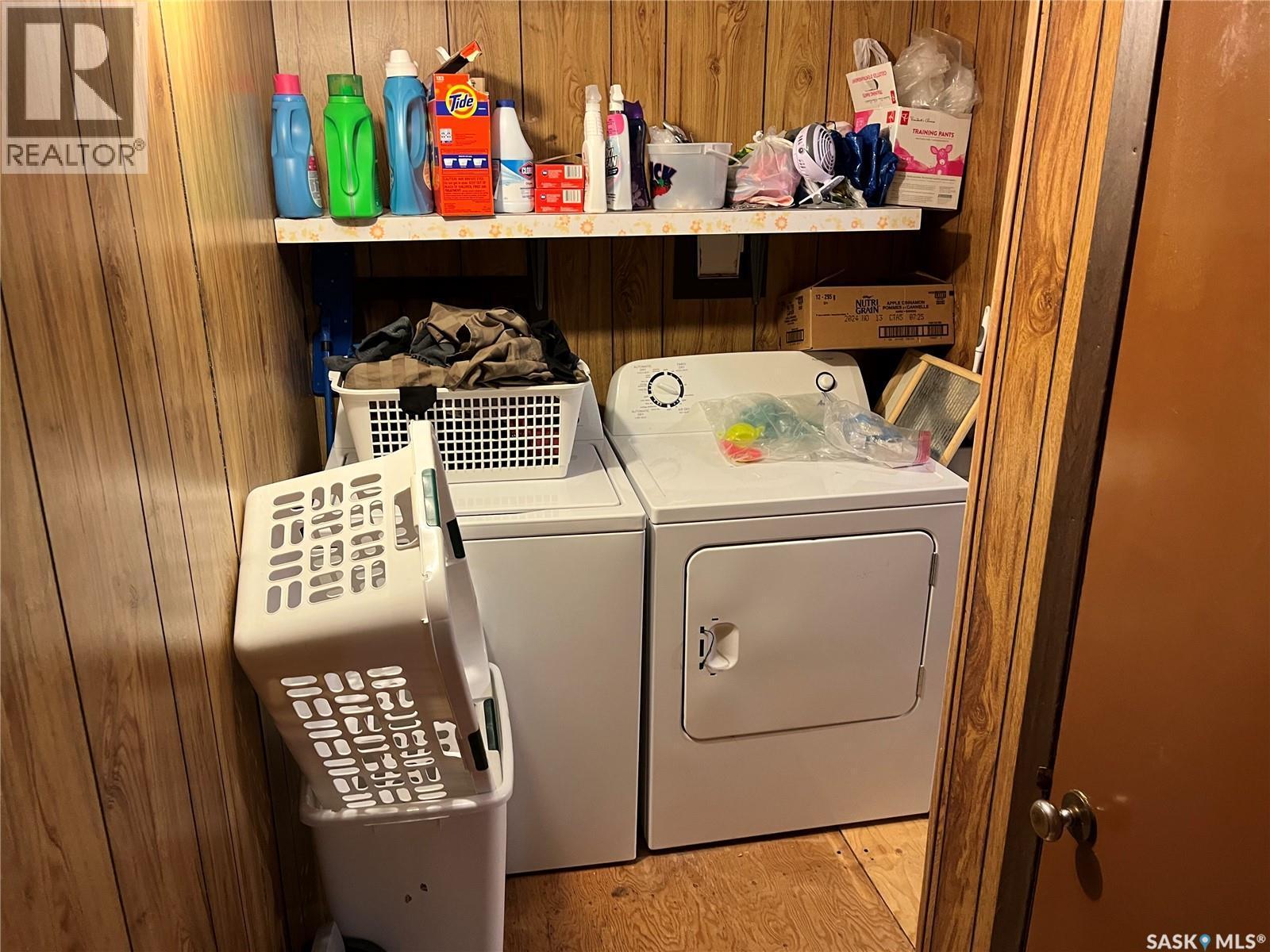 220 5Th Avenue E, Gravelbourg, SK - Indoor Photo Showing Laundry Room