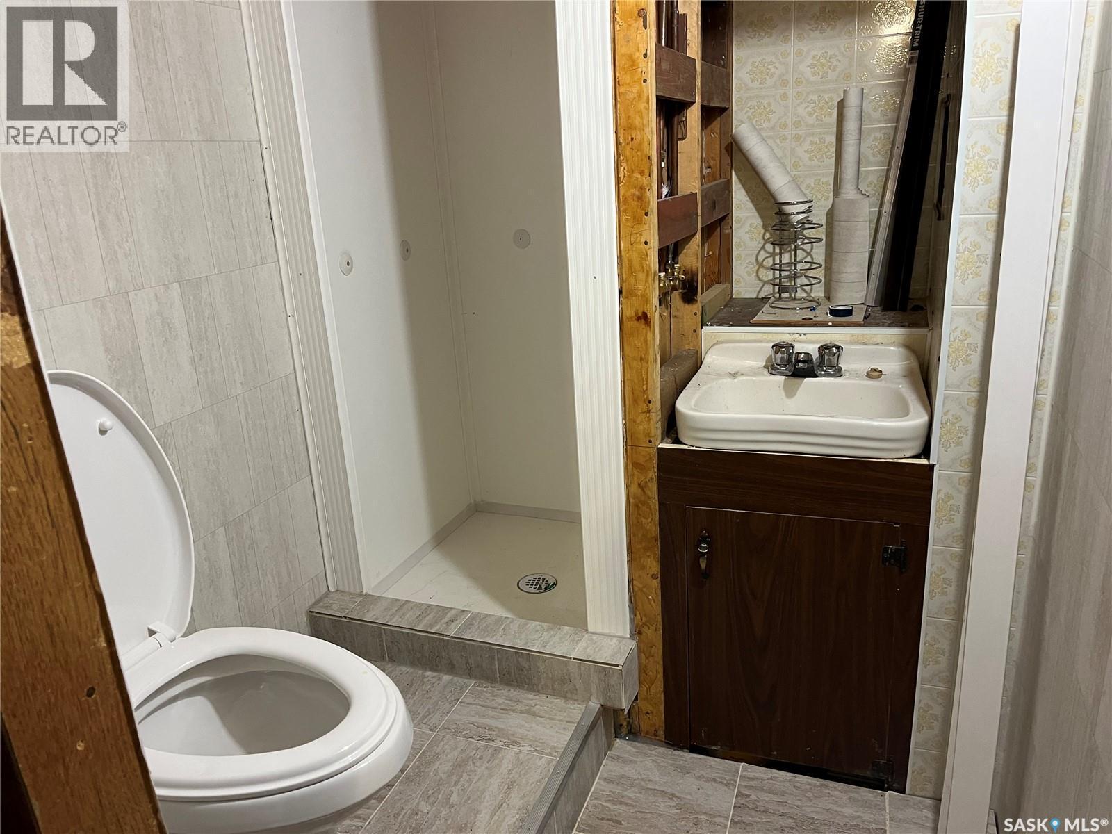 220 5Th Avenue E, Gravelbourg, SK - Indoor Photo Showing Bathroom