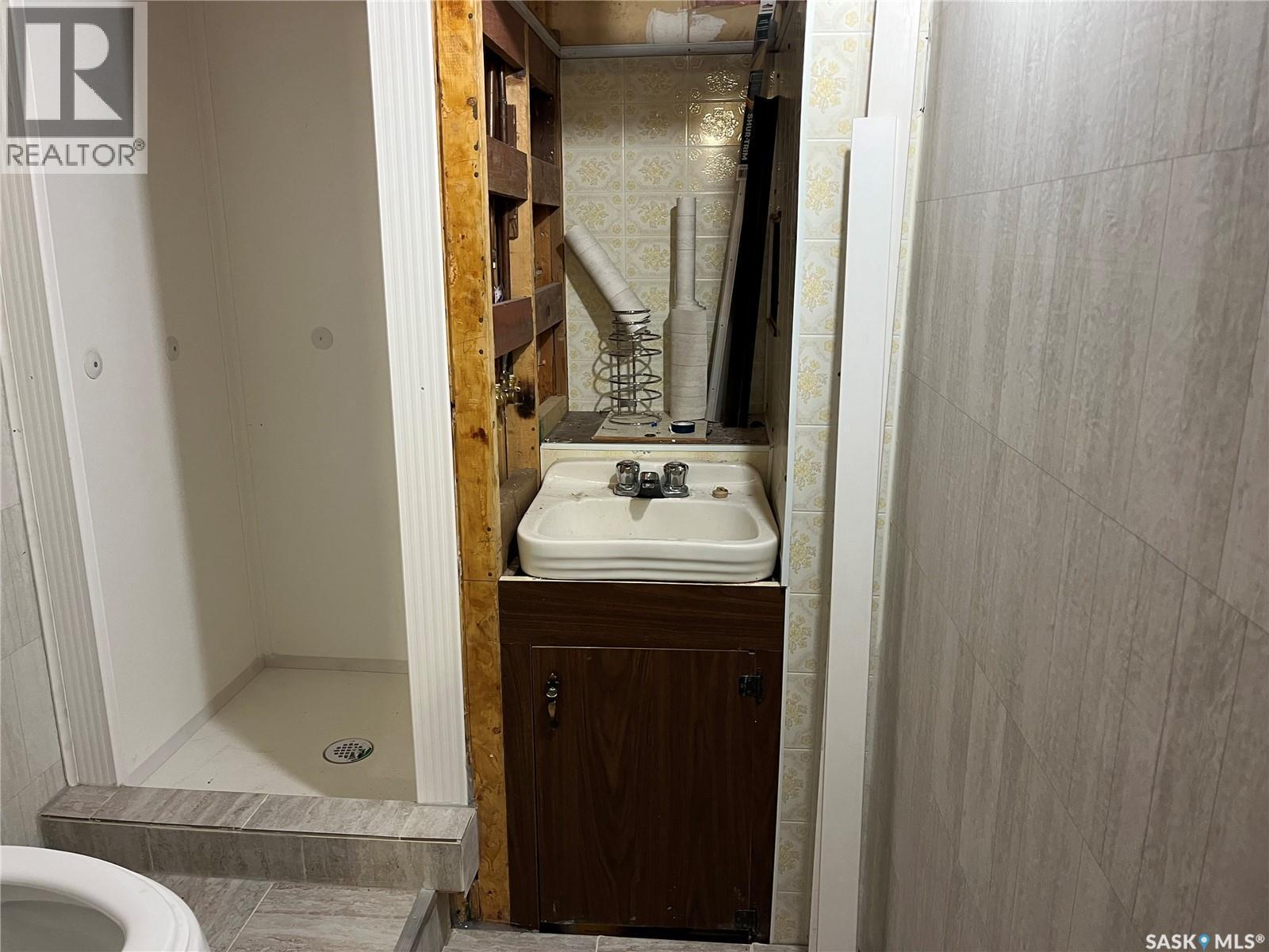220 5Th Avenue E, Gravelbourg, SK - Indoor Photo Showing Bathroom