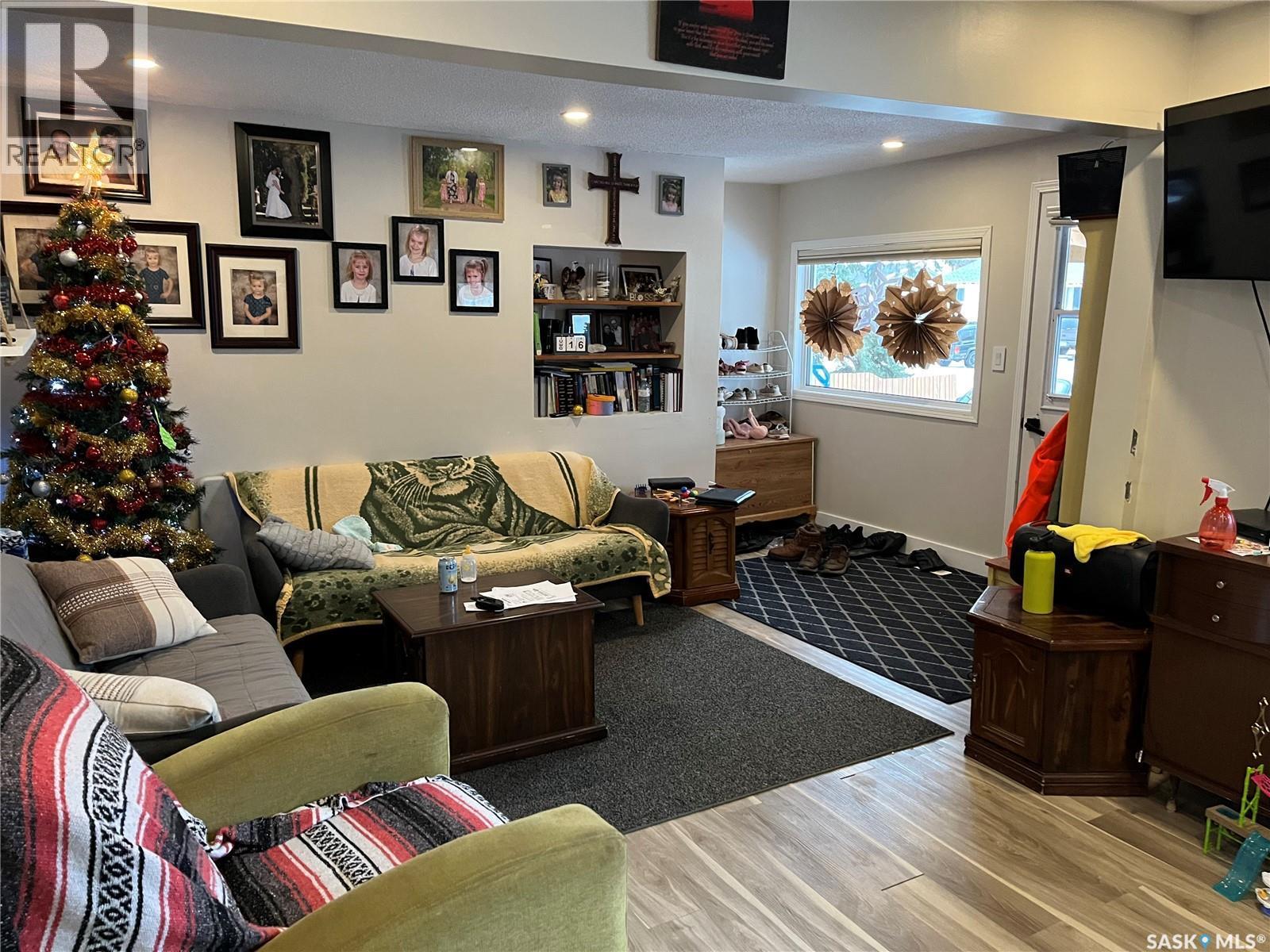 220 5Th Avenue E, Gravelbourg, SK - Indoor