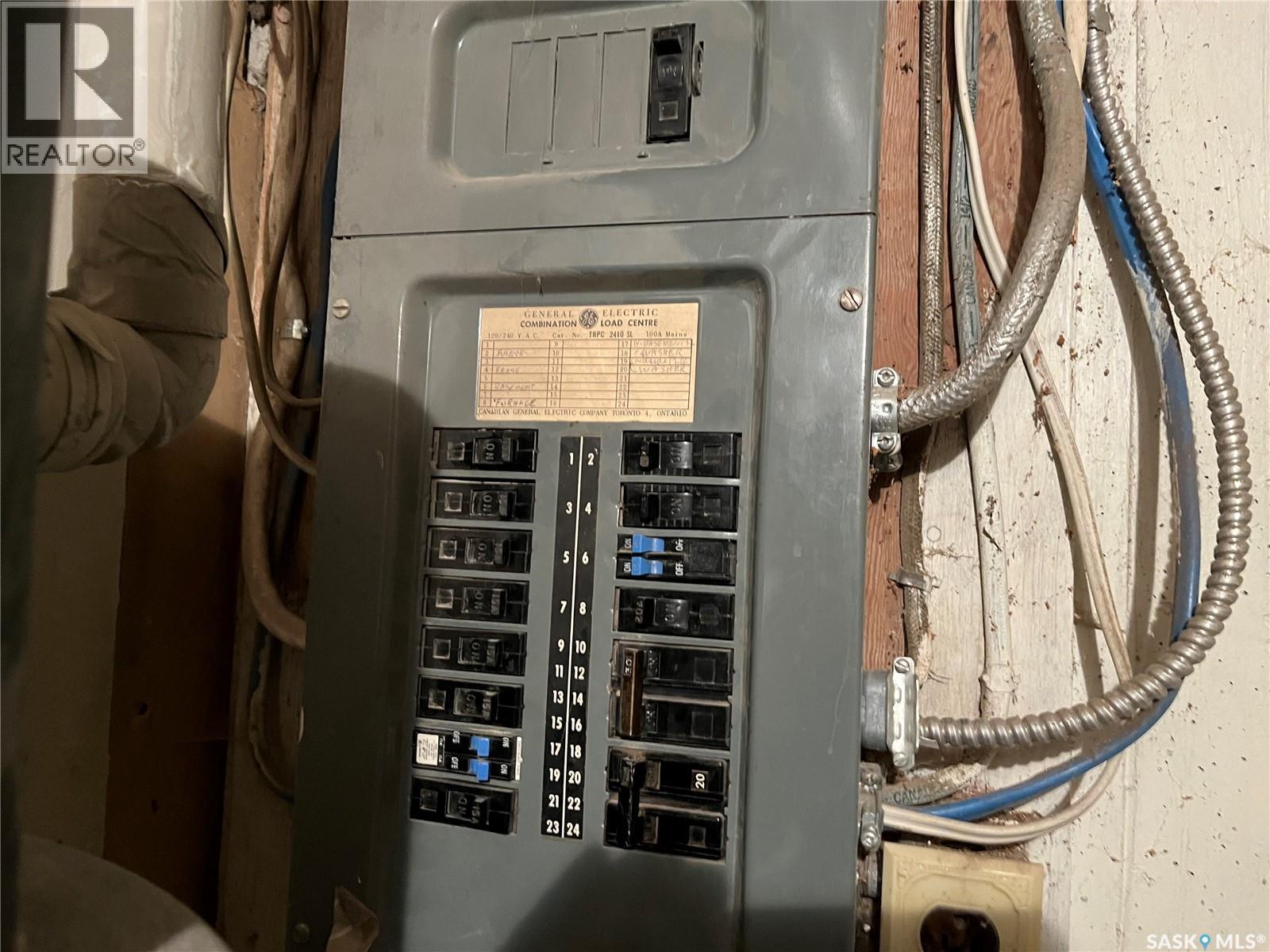 220 5Th Avenue E, Gravelbourg, SK - Indoor