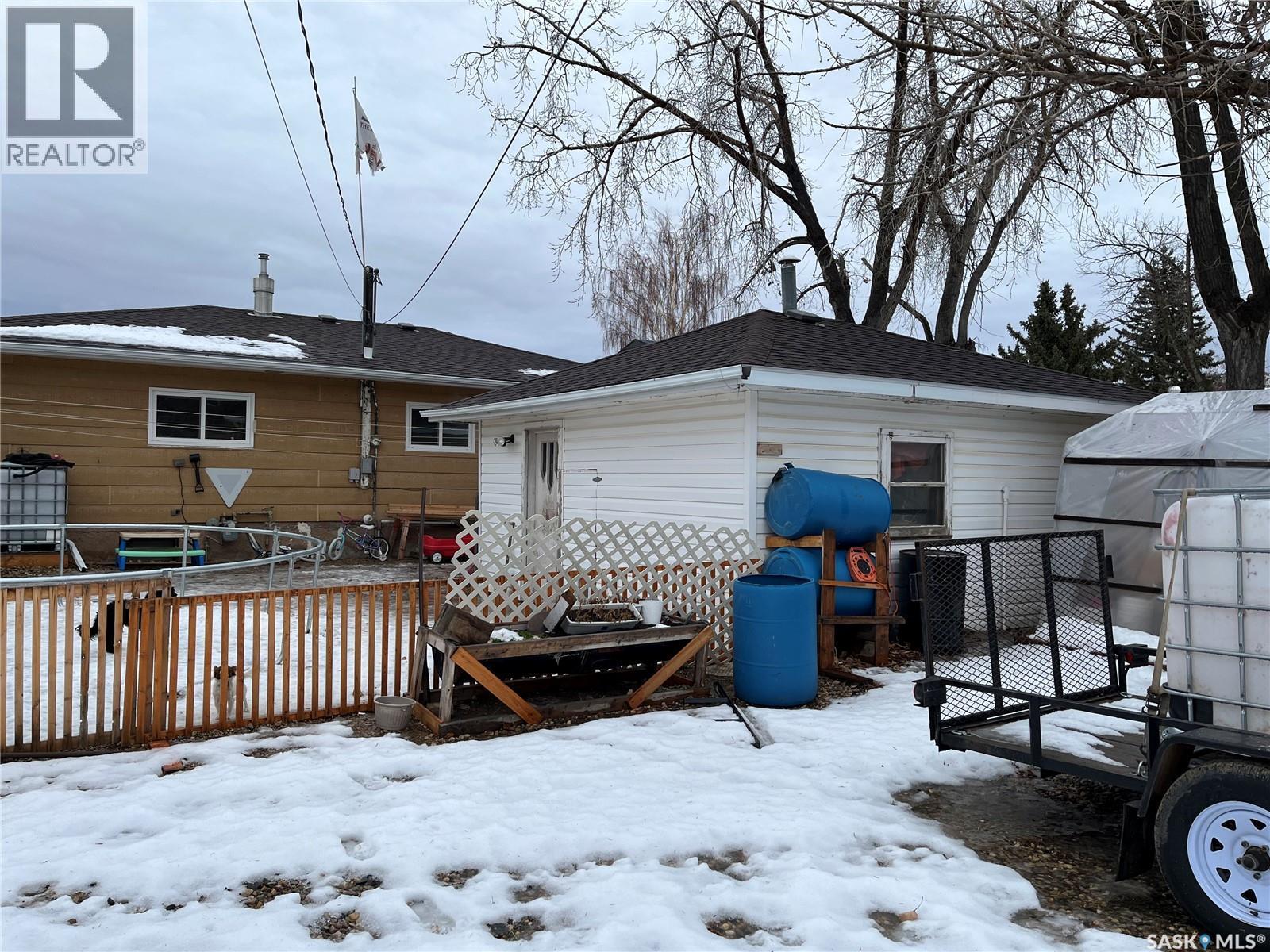 220 5Th Avenue E, Gravelbourg, SK - Outdoor With Exterior