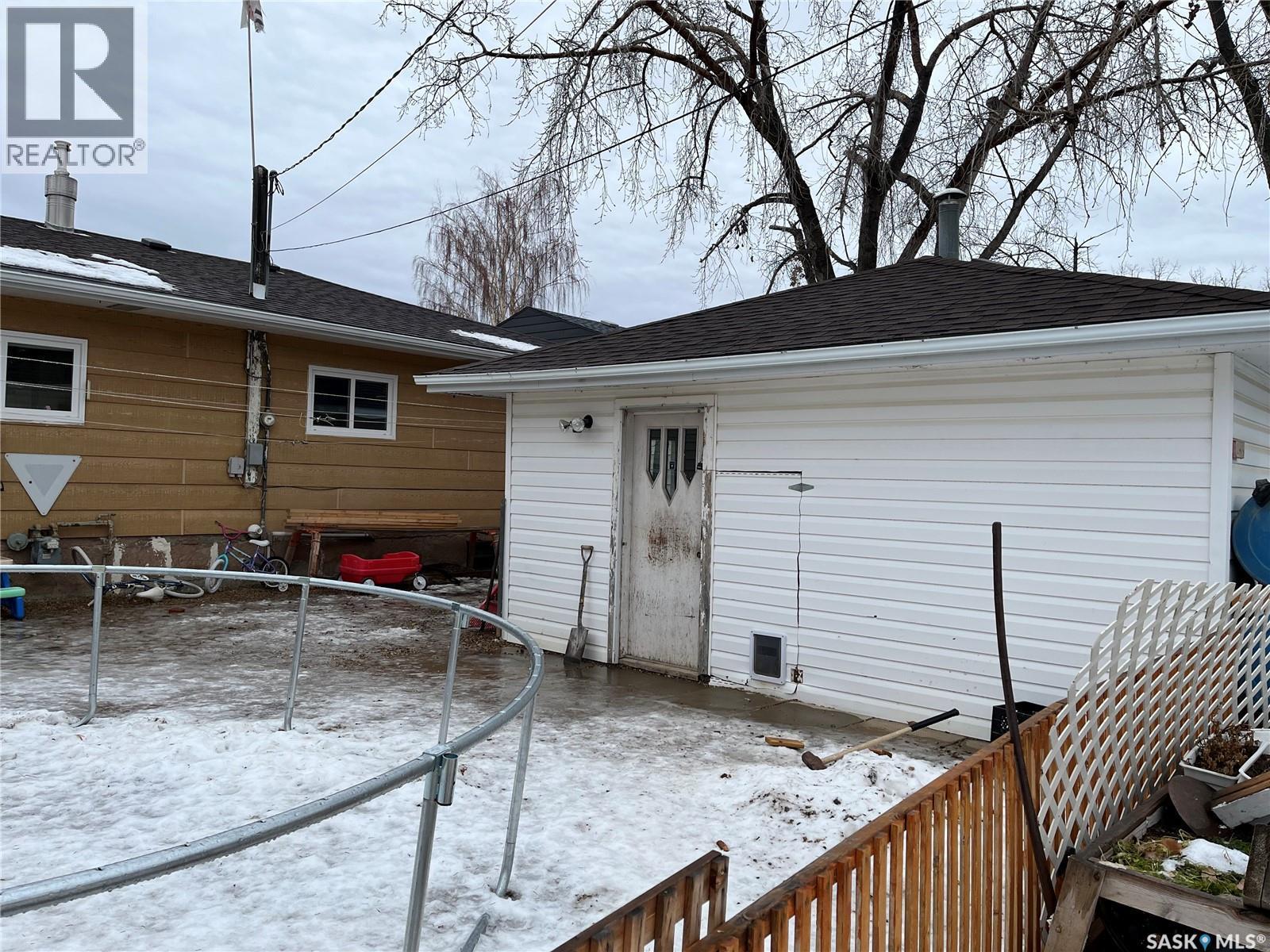 220 5Th Avenue E, Gravelbourg, SK - Outdoor With Exterior