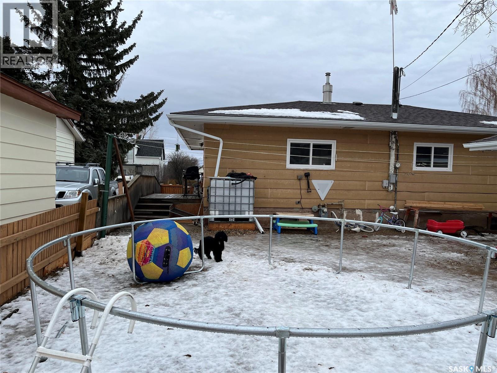 220 5Th Avenue E, Gravelbourg, SK - Outdoor With Exterior