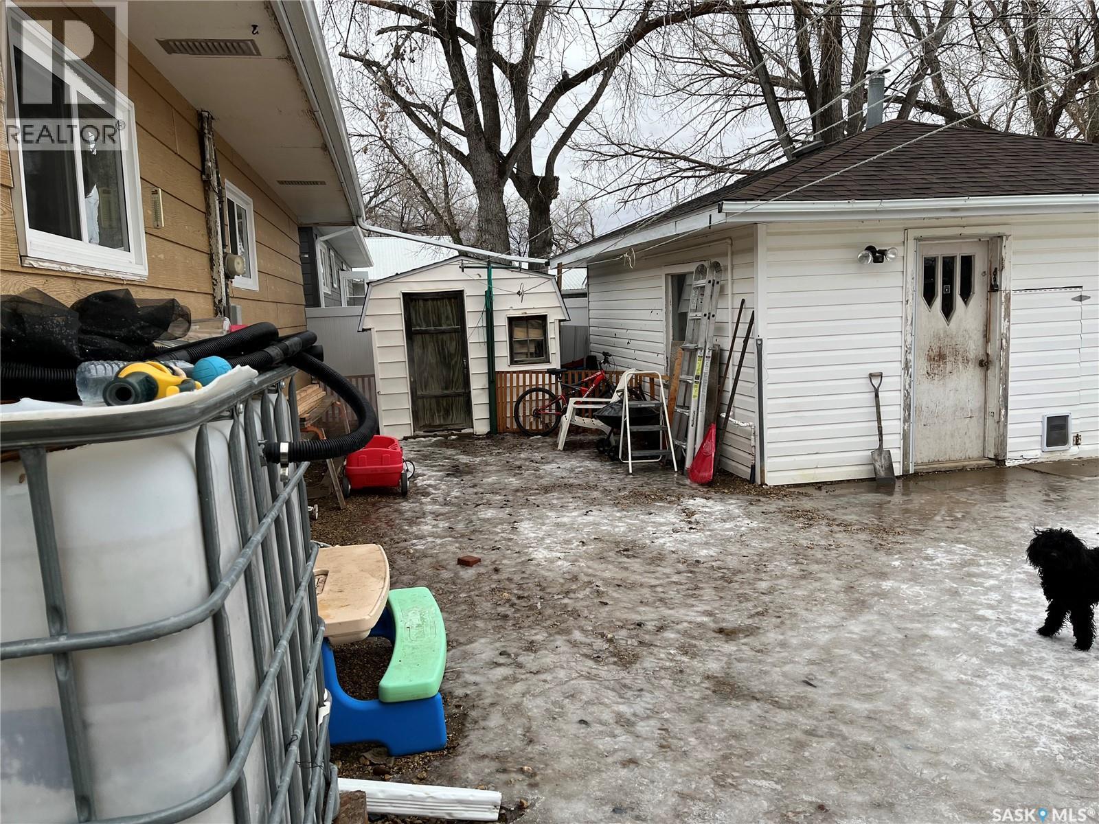 220 5Th Avenue E, Gravelbourg, SK - Outdoor With Exterior