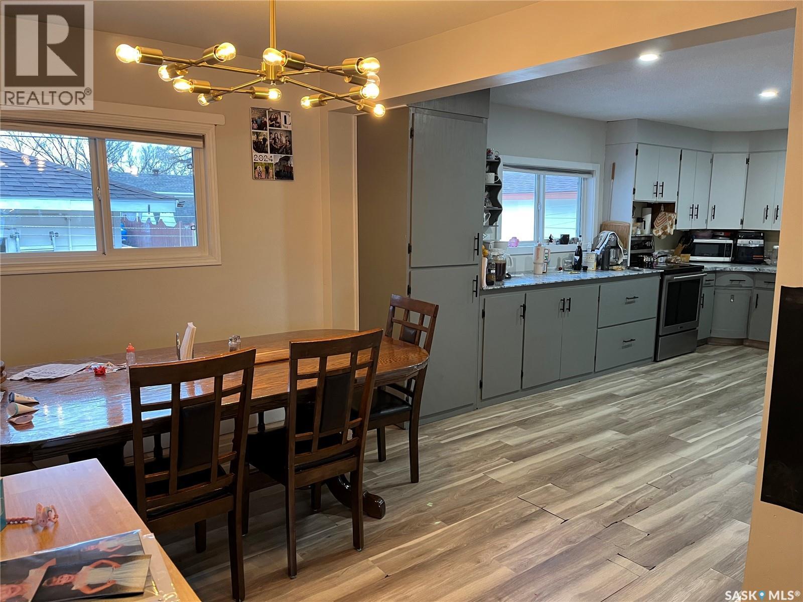 220 5Th Avenue E, Gravelbourg, SK - Indoor Photo Showing Dining Room