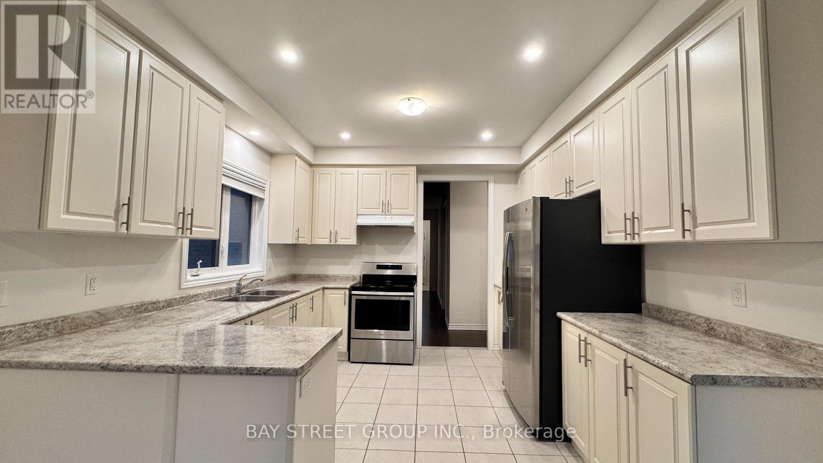 27 Palace Street, Thorold, ON - Indoor Photo Showing Kitchen With Double Sink