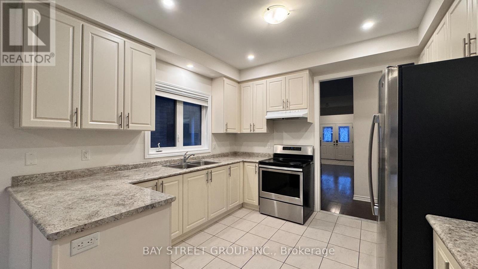 27 Palace Street, Thorold, ON - Indoor Photo Showing Kitchen With Double Sink