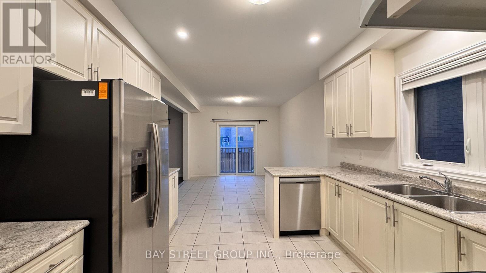 27 Palace Street, Thorold, ON - Indoor Photo Showing Kitchen With Double Sink