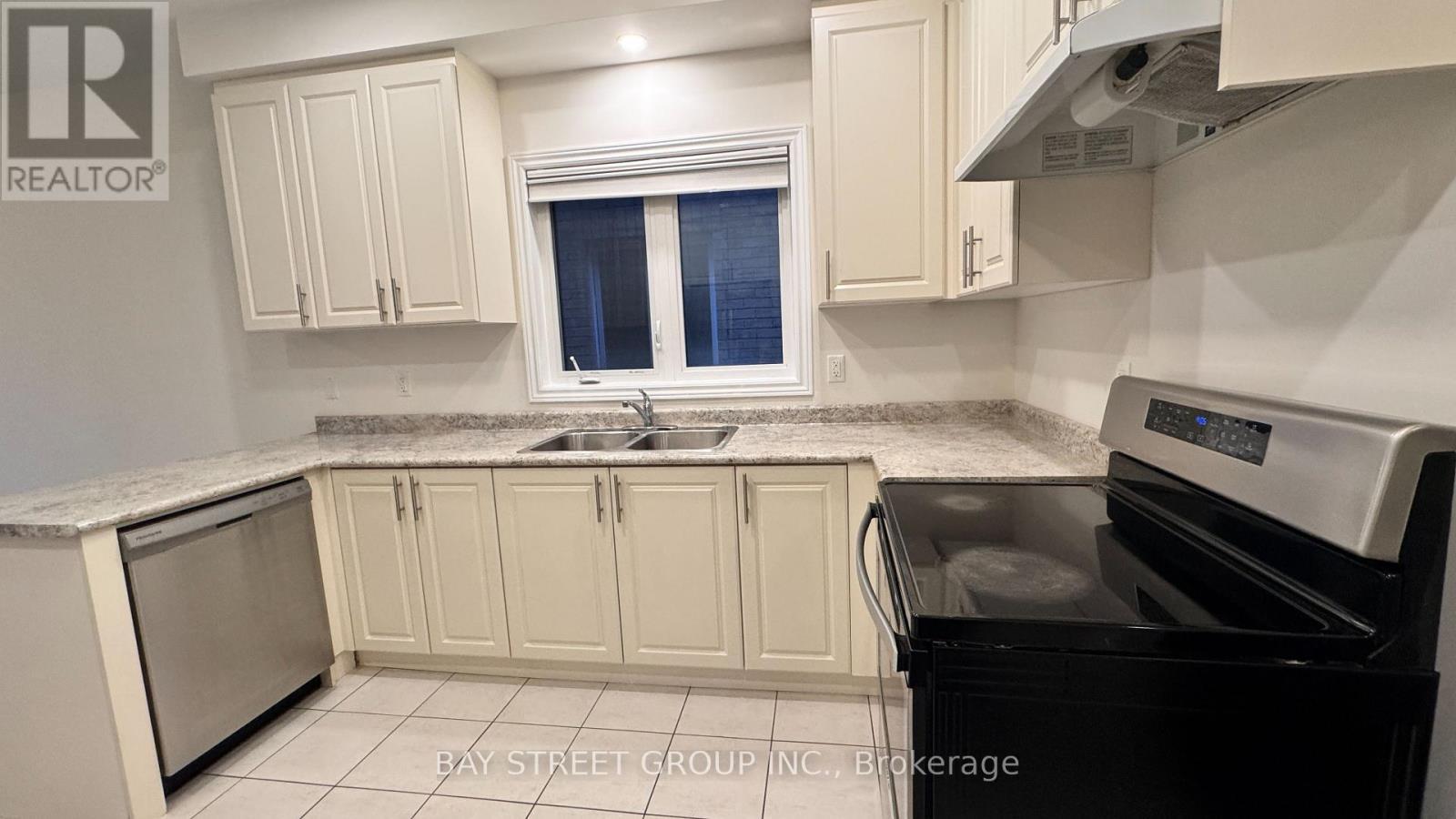 27 Palace Street, Thorold, ON - Indoor Photo Showing Kitchen With Double Sink